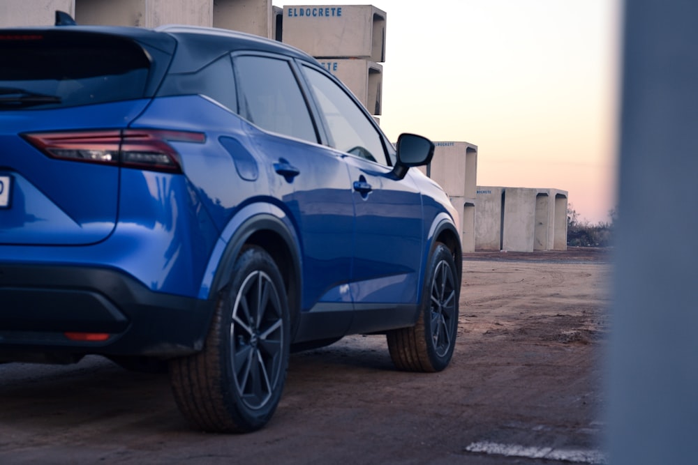 Ein blauer SUV, der auf einem Parkplatz geparkt ist