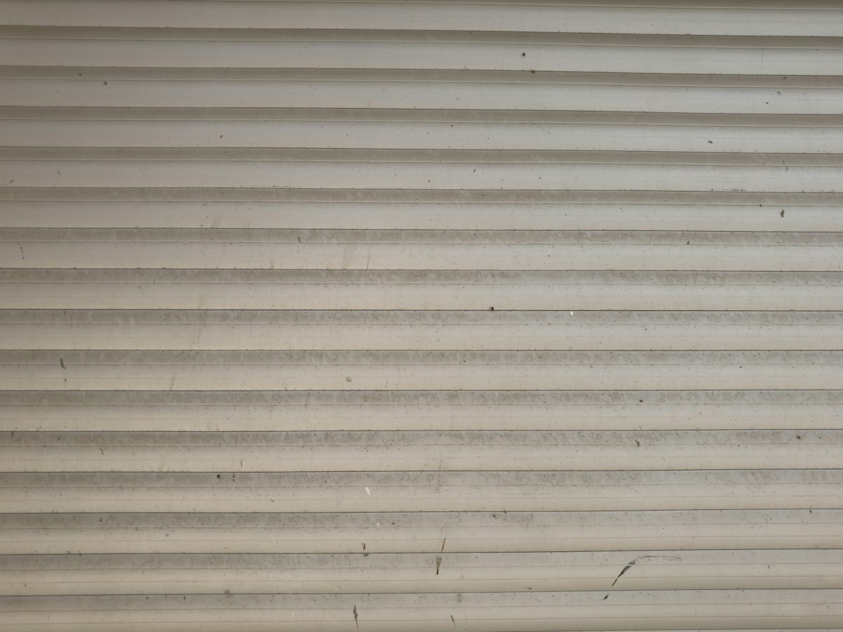 白色百葉簾近鏡，百葉簾係可以調光嘅窗簾種類