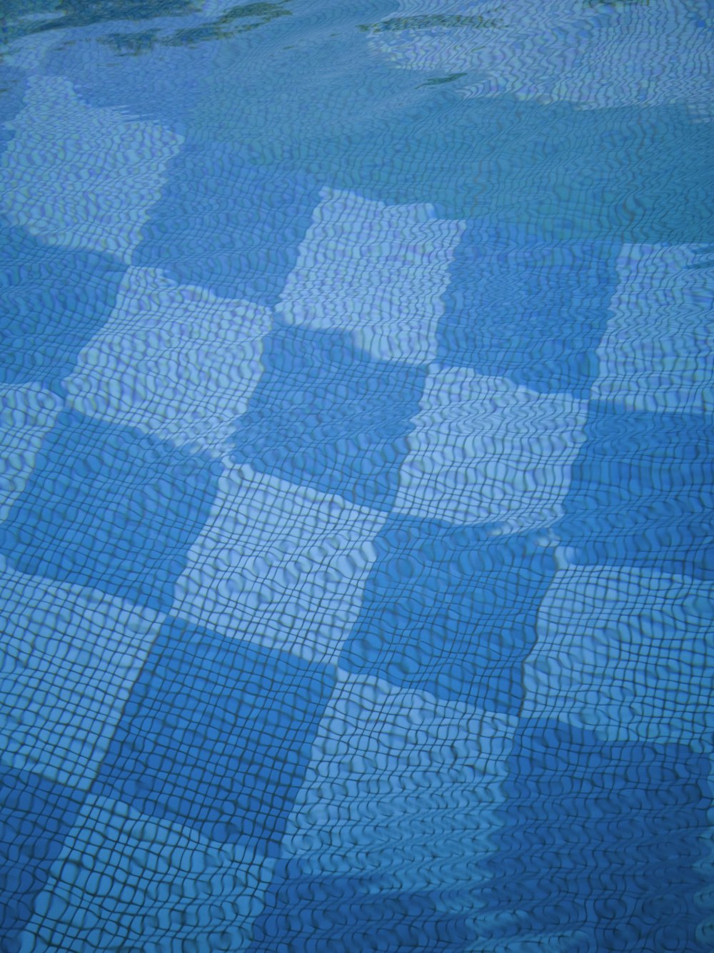 una piscina a cuadros azul y blanco