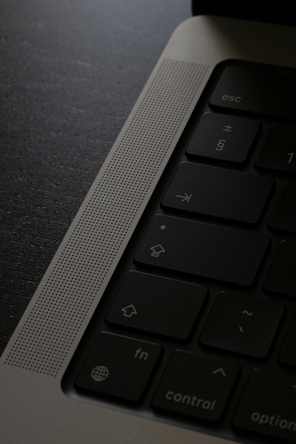 um close up de um teclado em um laptop