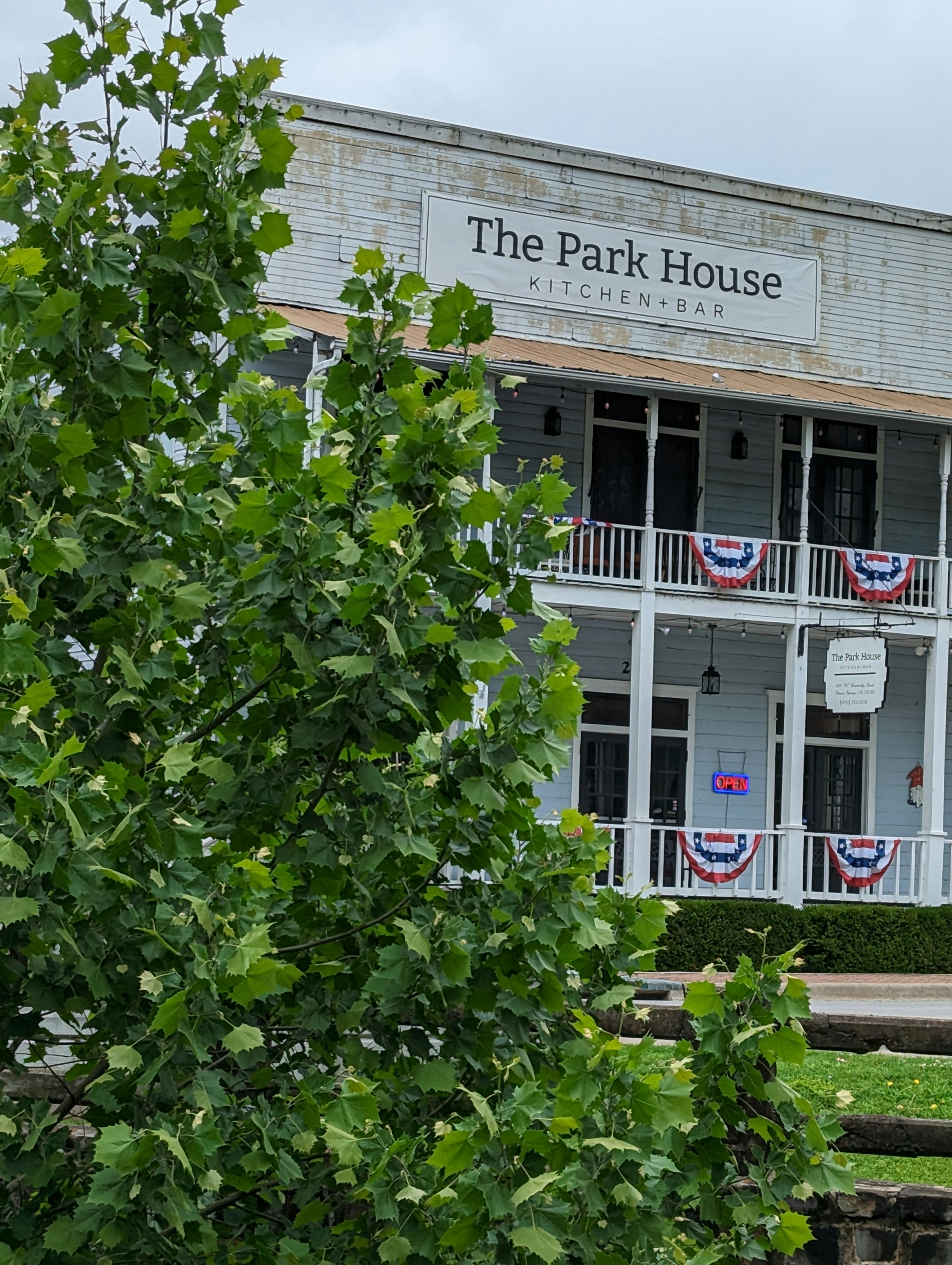 ein weißes Gebäude mit roten, weißen und blauen Verzierungen