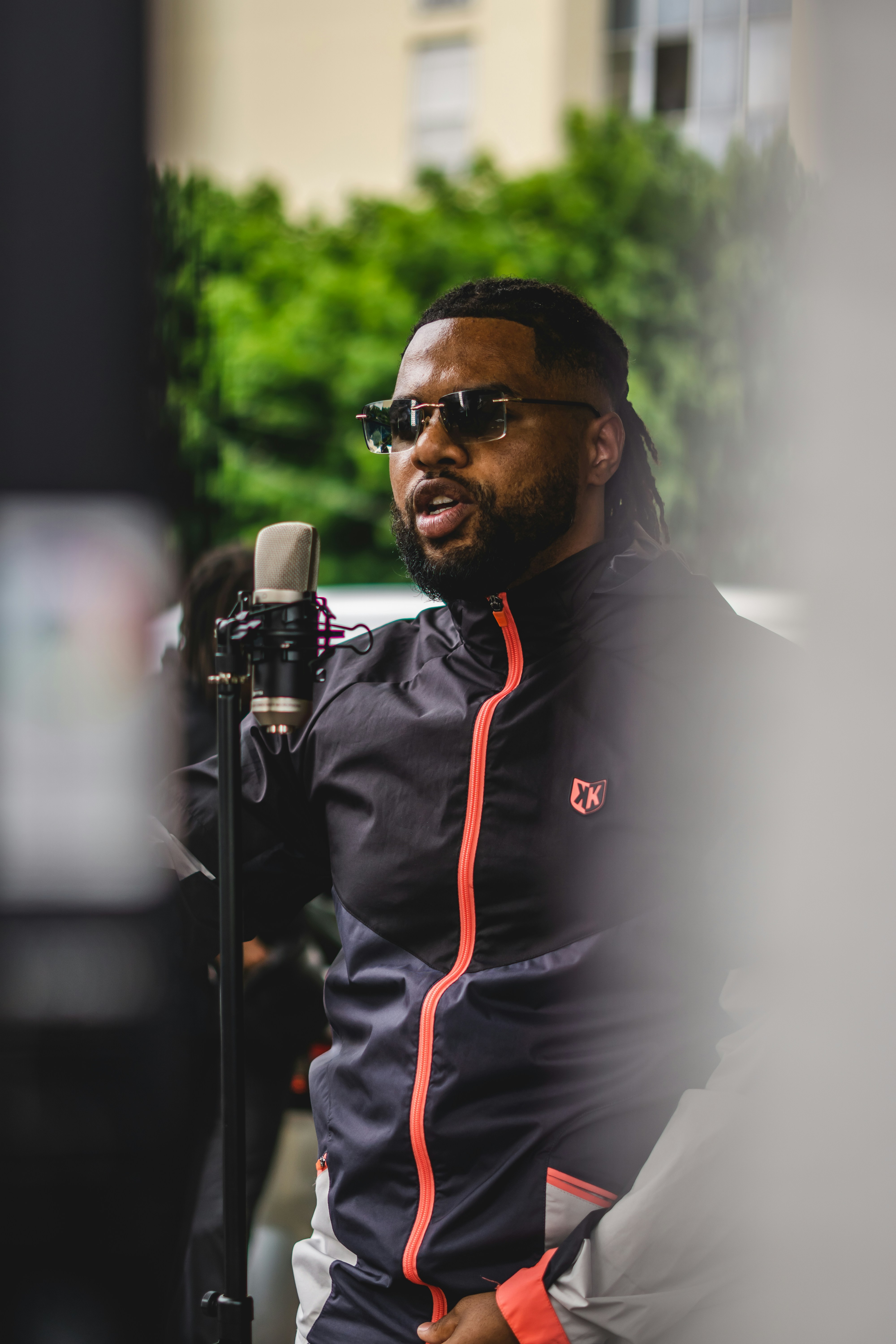 A man with a microphone in his hand photo – Free France Image on Unsplash