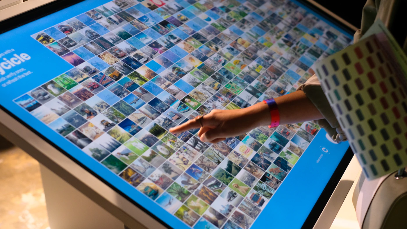 Alquiler de pantallas táctiles de gran formato multitouch en Madrid