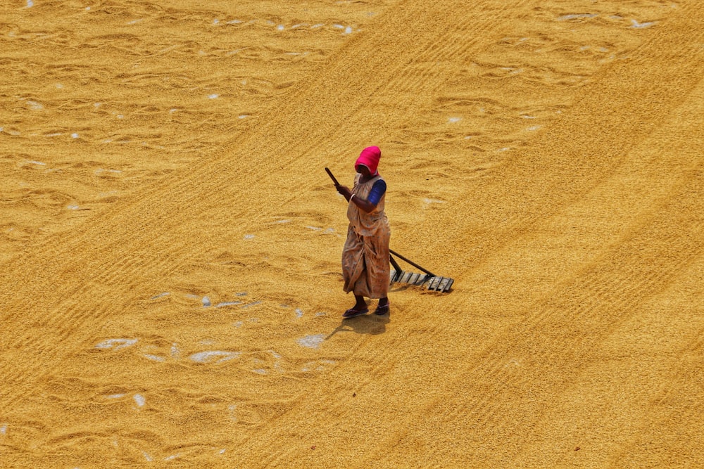 uma pessoa em pé no meio de um campo de terra