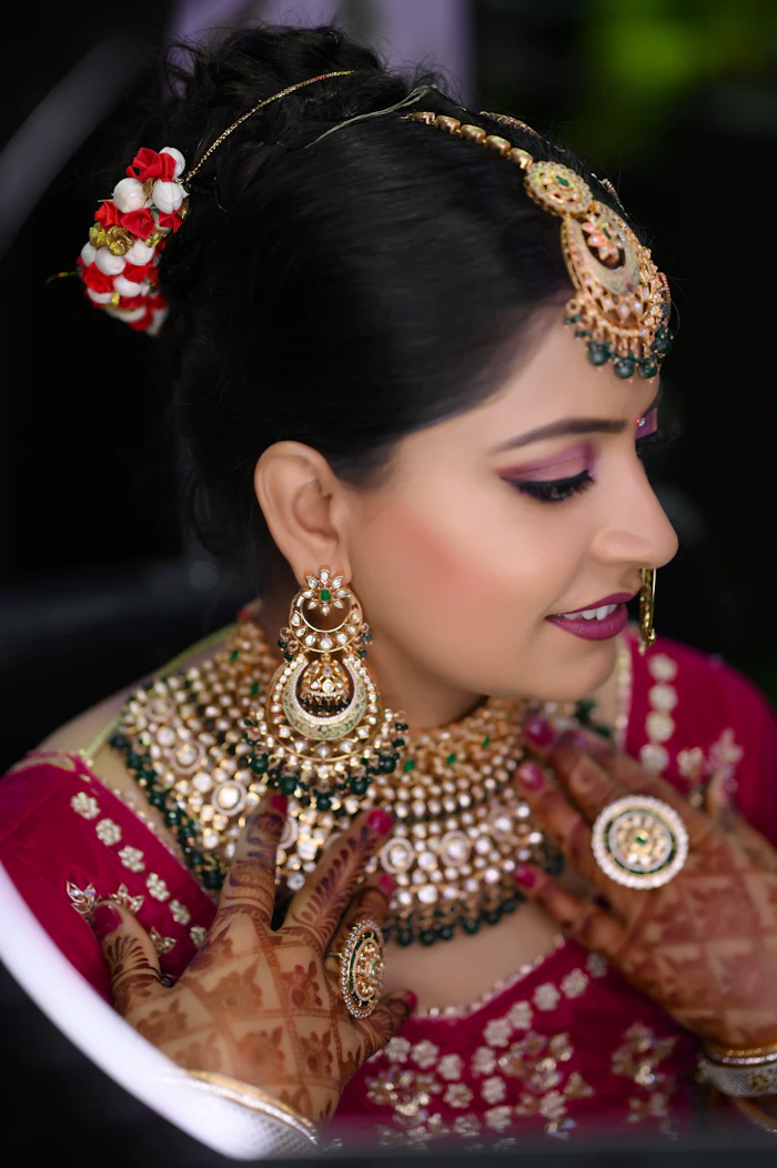 Bride wearing statement jewellery and a maang tikka