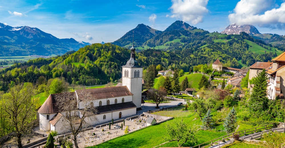 Una chiesa nel mezzo di una valle verde e lussureggiante