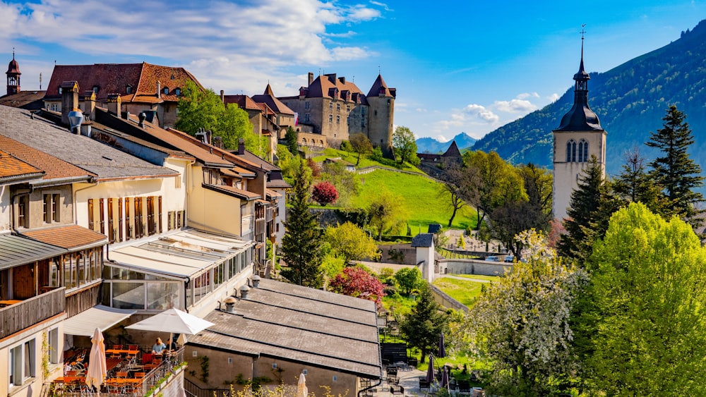 Una vista panoramica di una città con un castello sullo sfondo