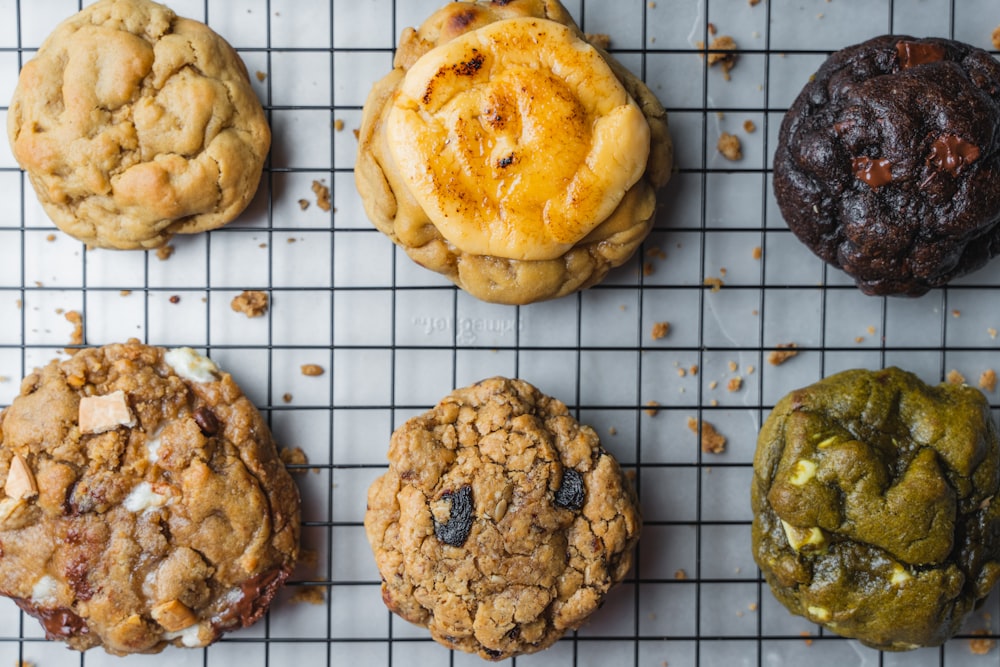 un tas de biscuits qui sont sur une grille