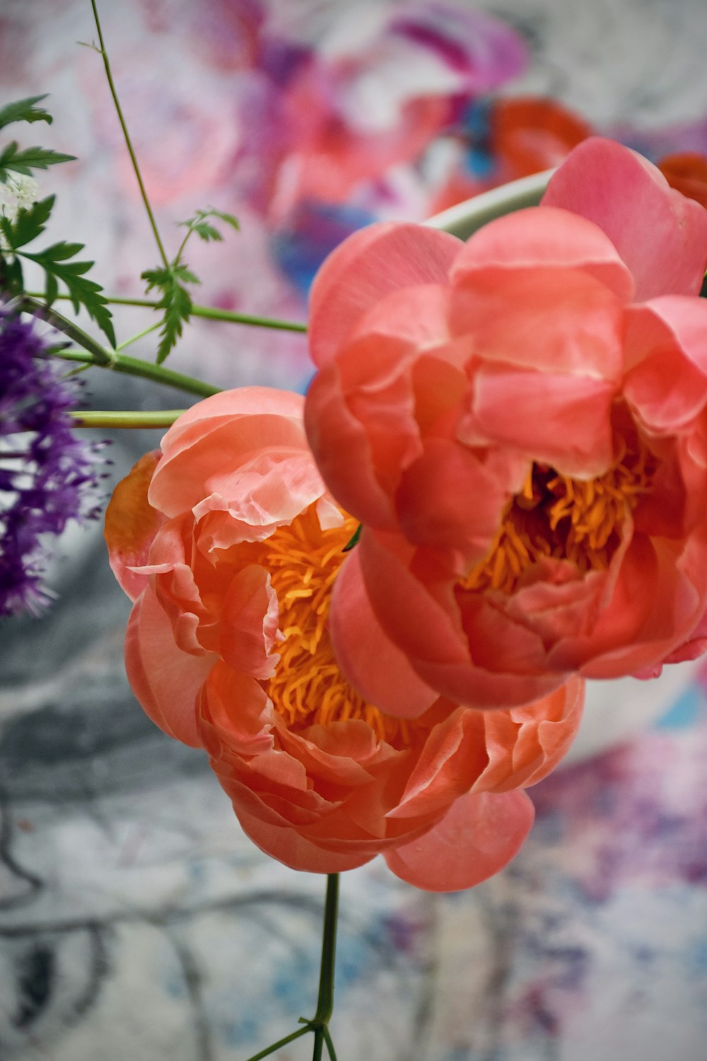 un bouquet de fleurs qui sont dans un vase