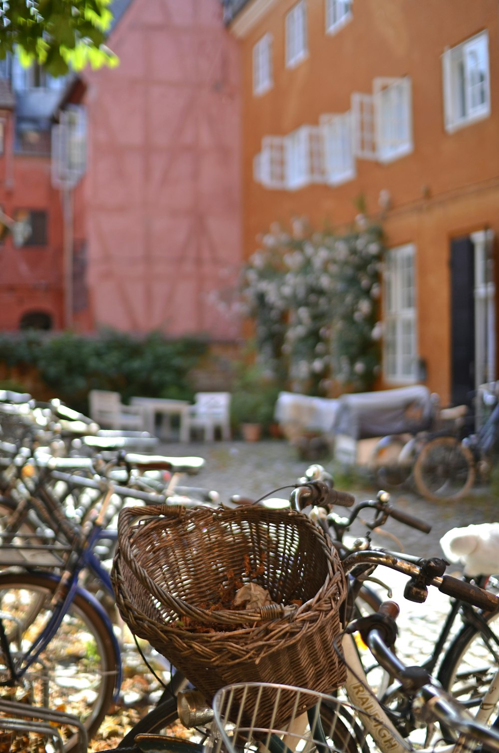 a row of bicycles parked next to each other