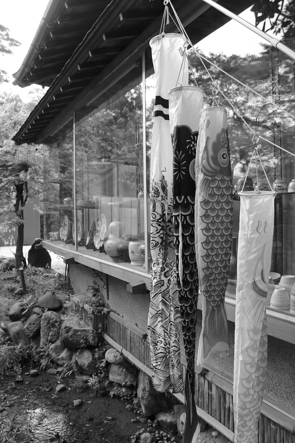 uma foto em preto e branco de uma frente de loja