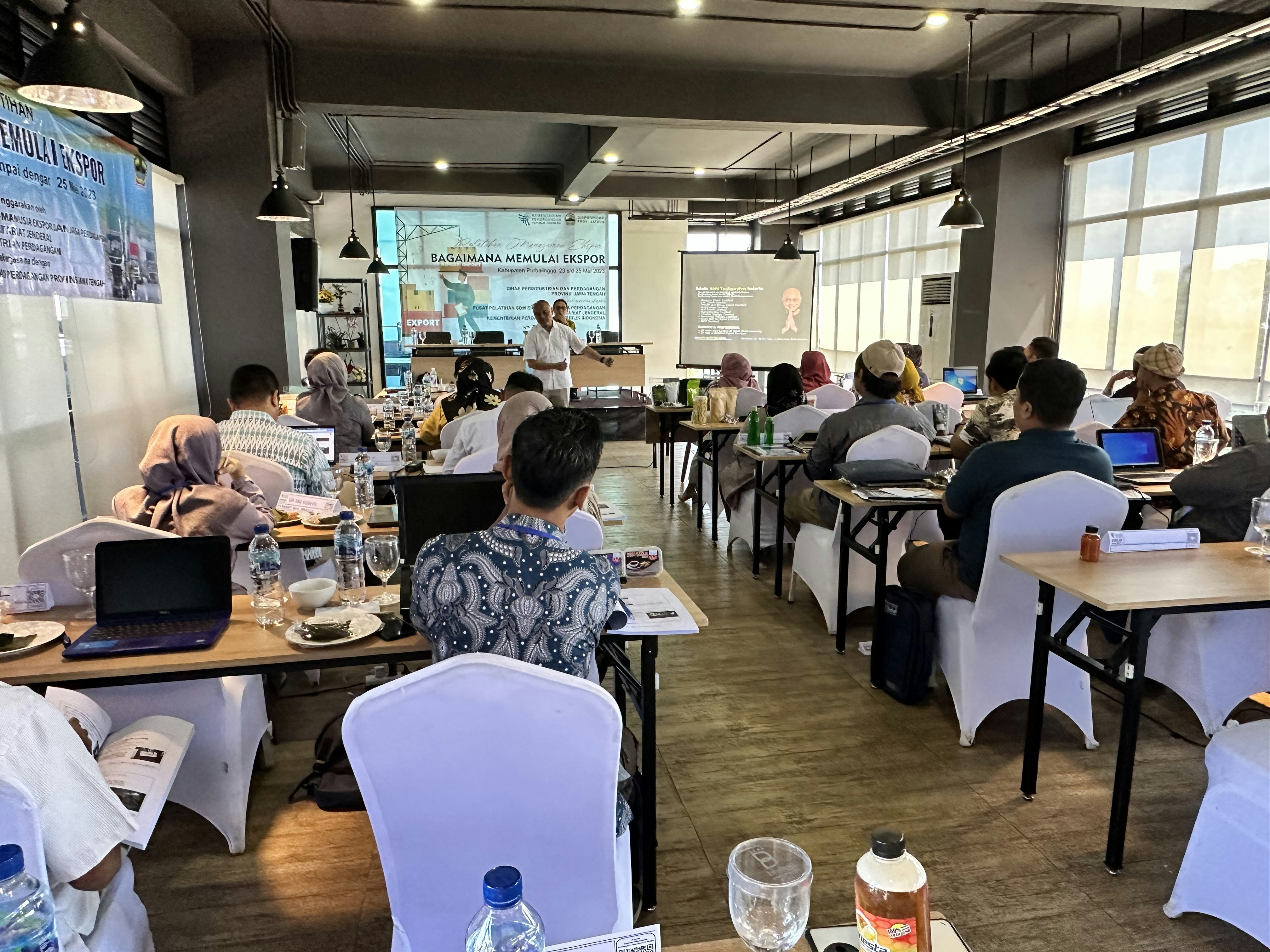 Professional presenting sustainable tourism strategies to international audience