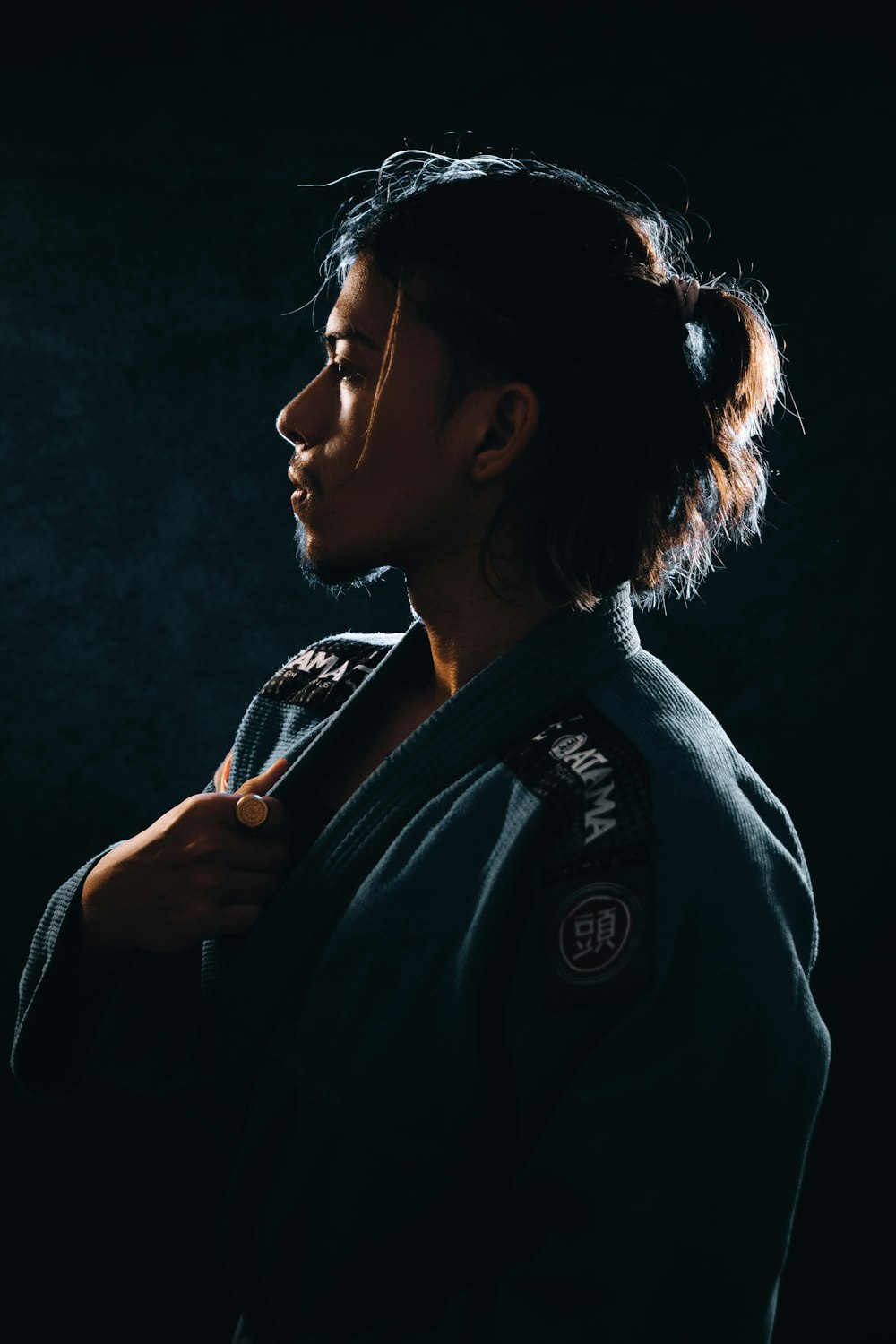 Una donna in un kimono posa per una foto