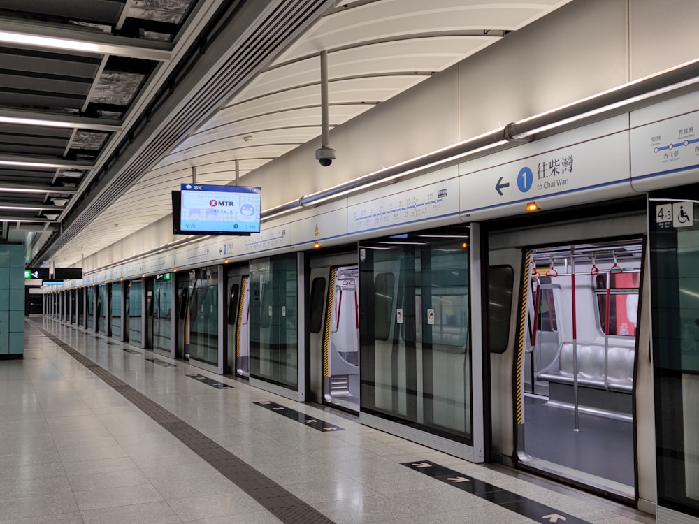 ein Bahnhof mit einem daneben geparkten Zug