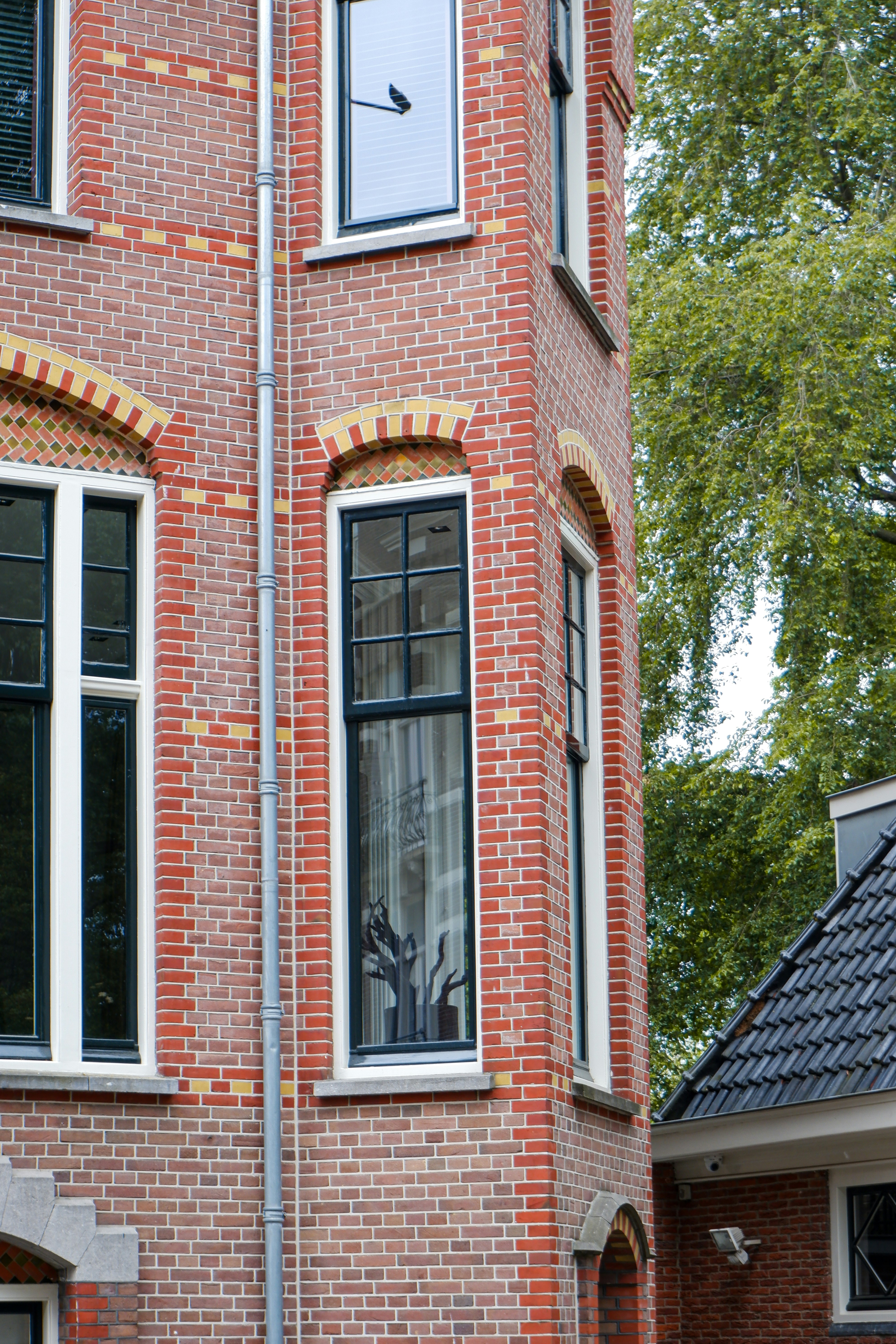 ein rotes Backsteingebäude mit einer Uhr an der Vorderseite