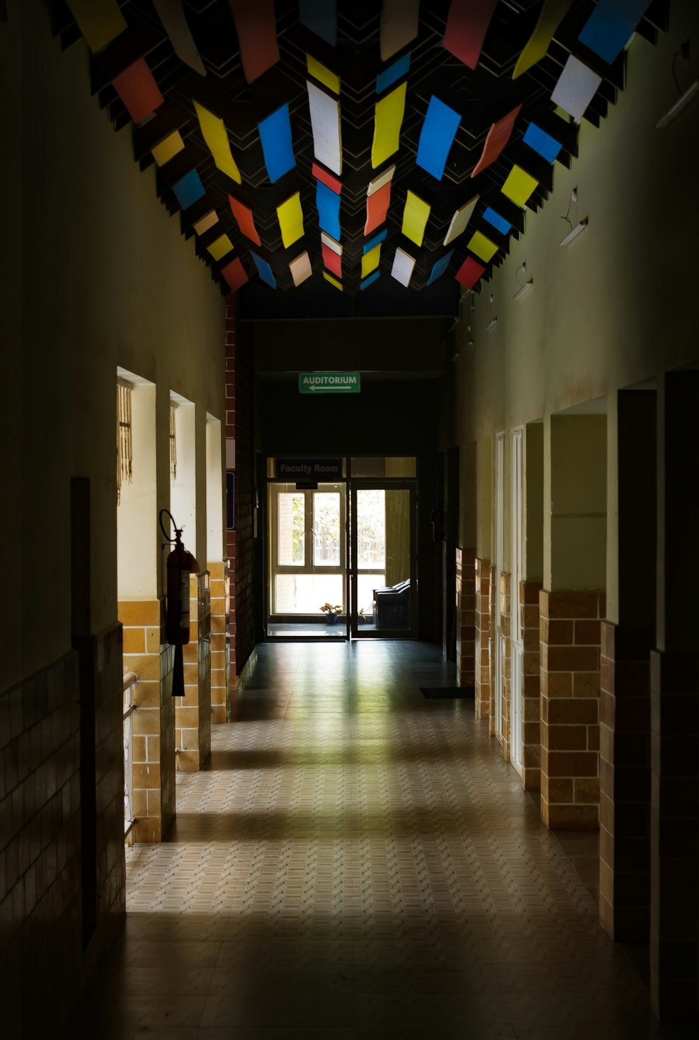 un lungo corridoio con un soffitto fatto di quadrati multicolori