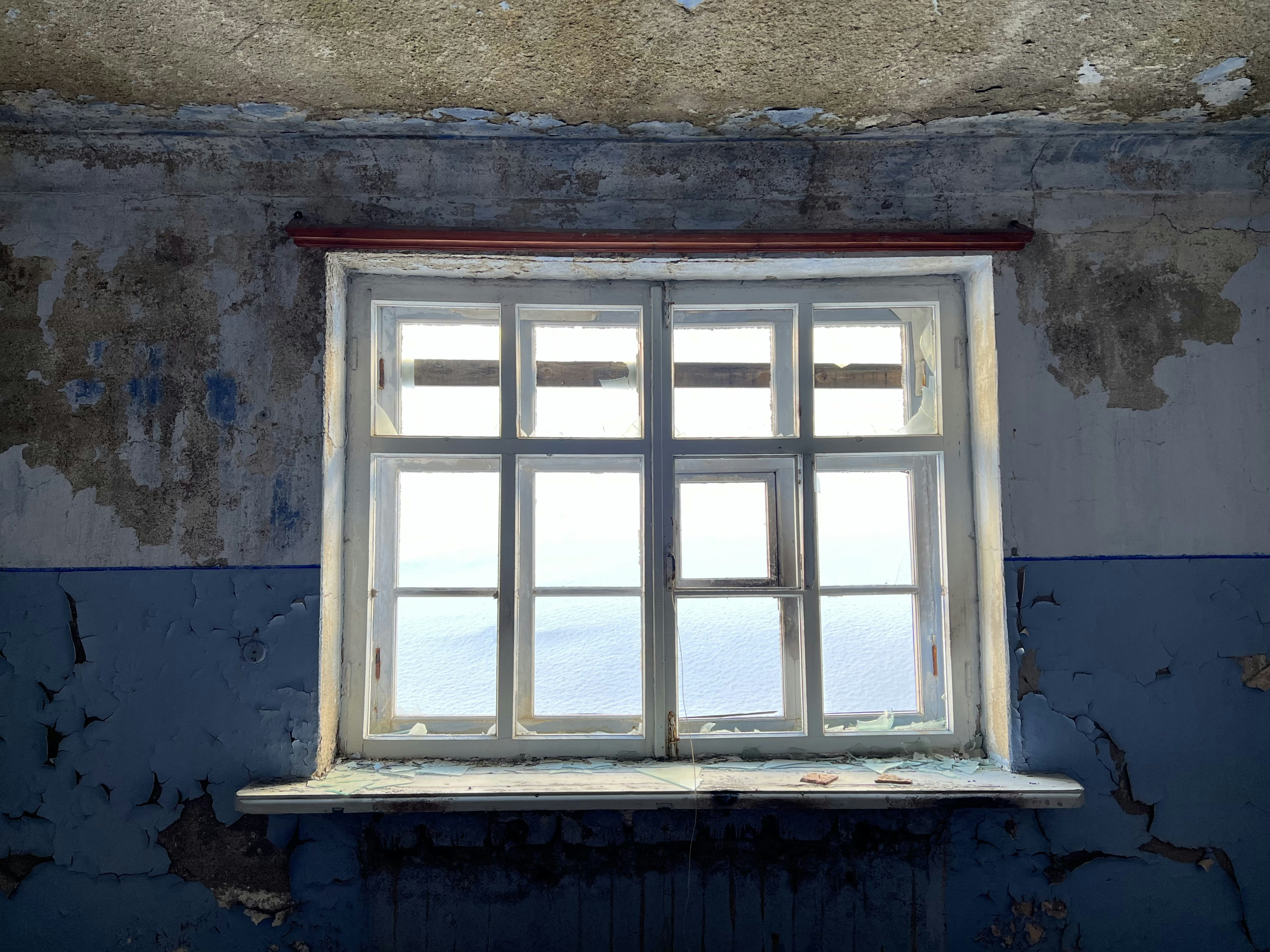 old, foggy window with peeling paint - replacement windows ohio