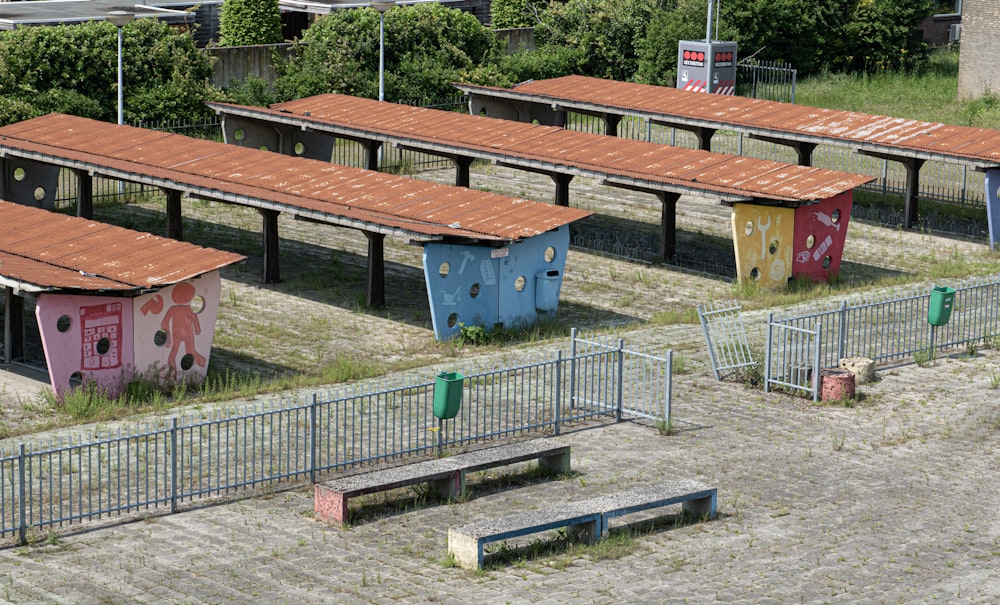 a row of benches sitting next to each other on a field
