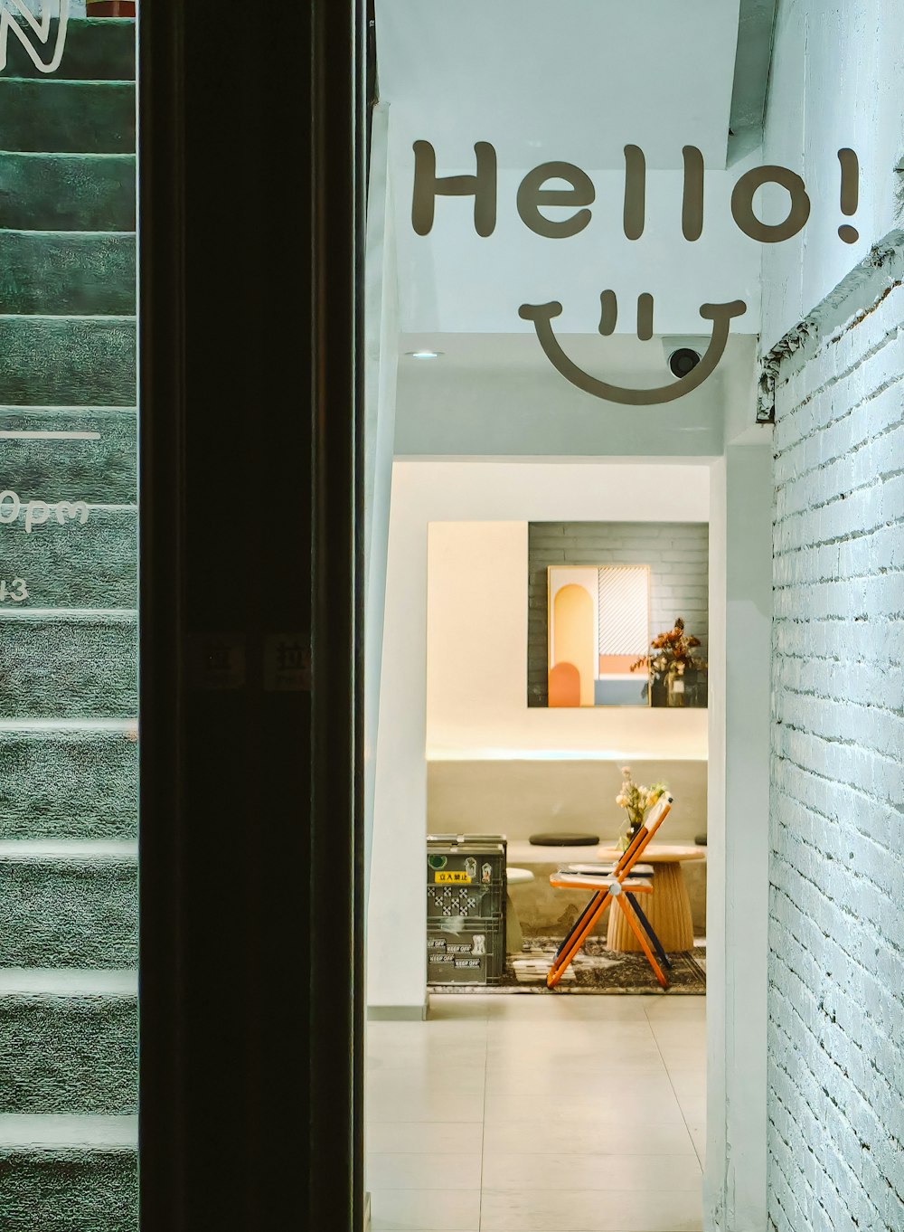 un pasillo que conduce a una sala de estar y comedor