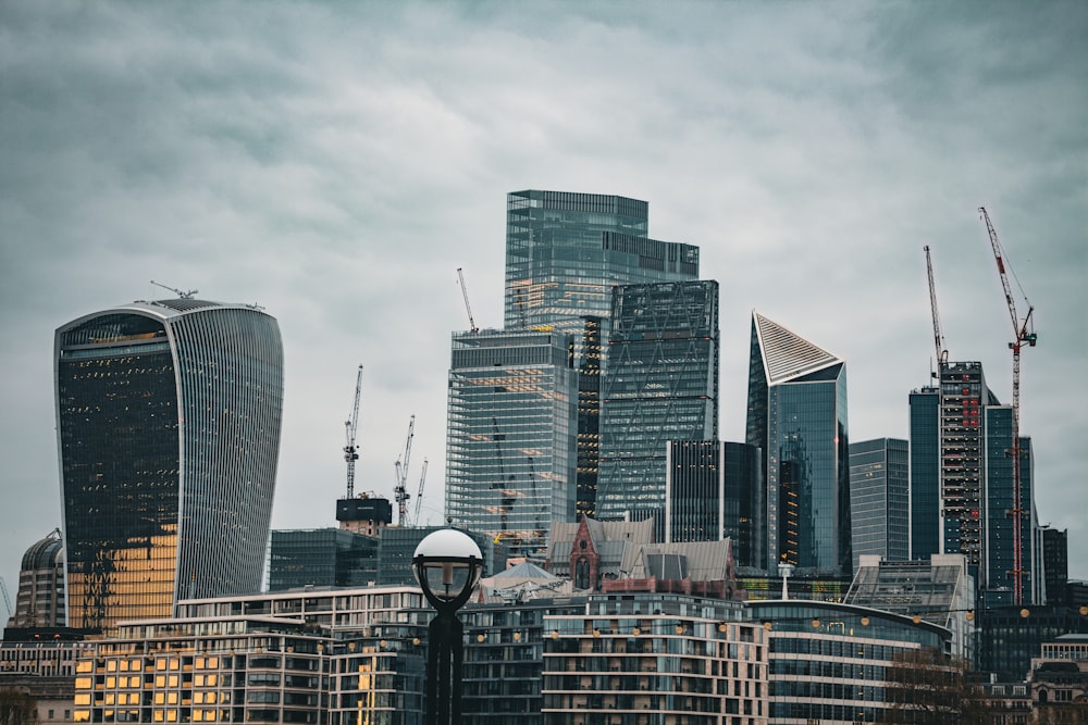 Ein Blick auf die City of London von der anderen Seite des Flusses