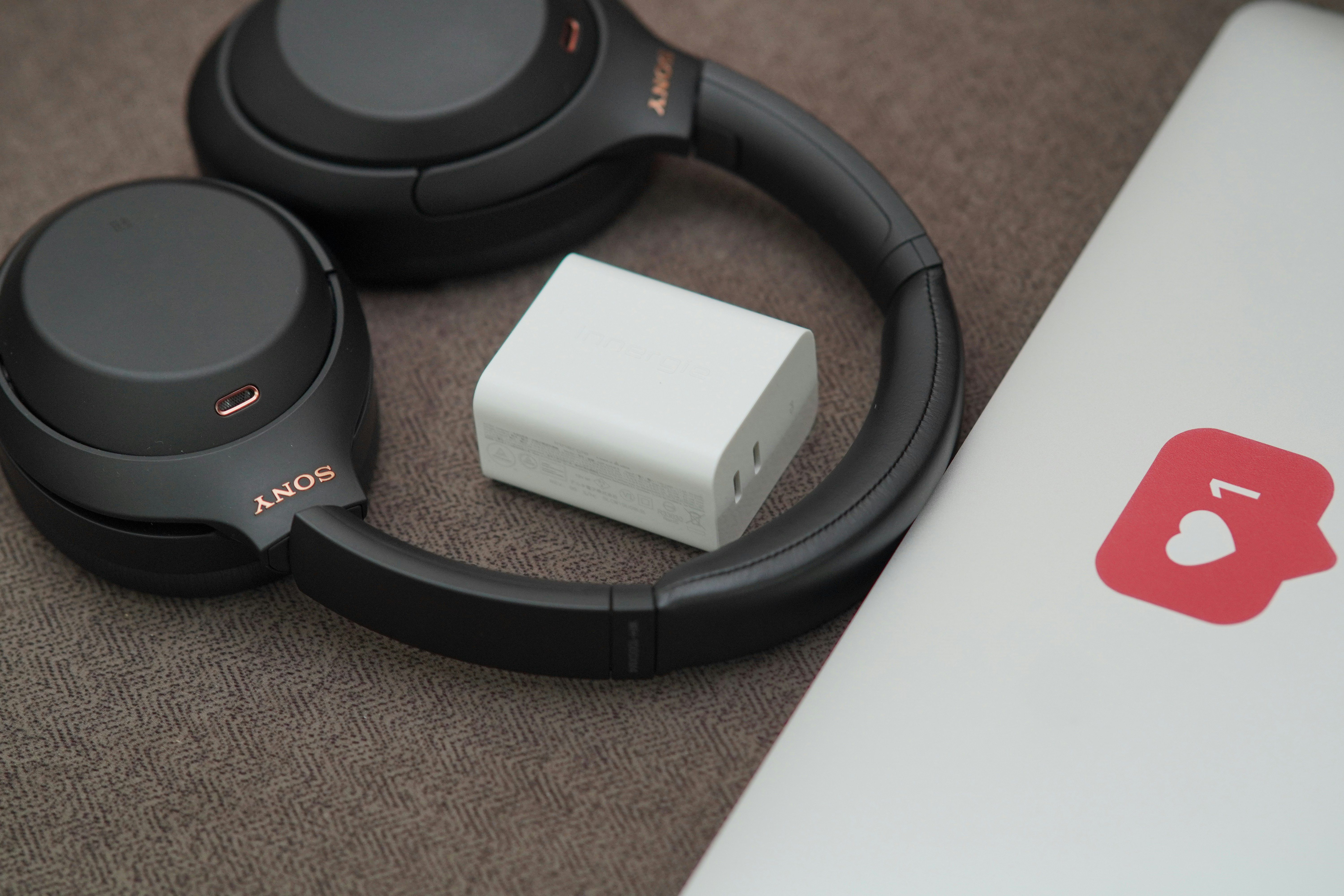 Un par de auriculares sentados junto a una computadora portátil