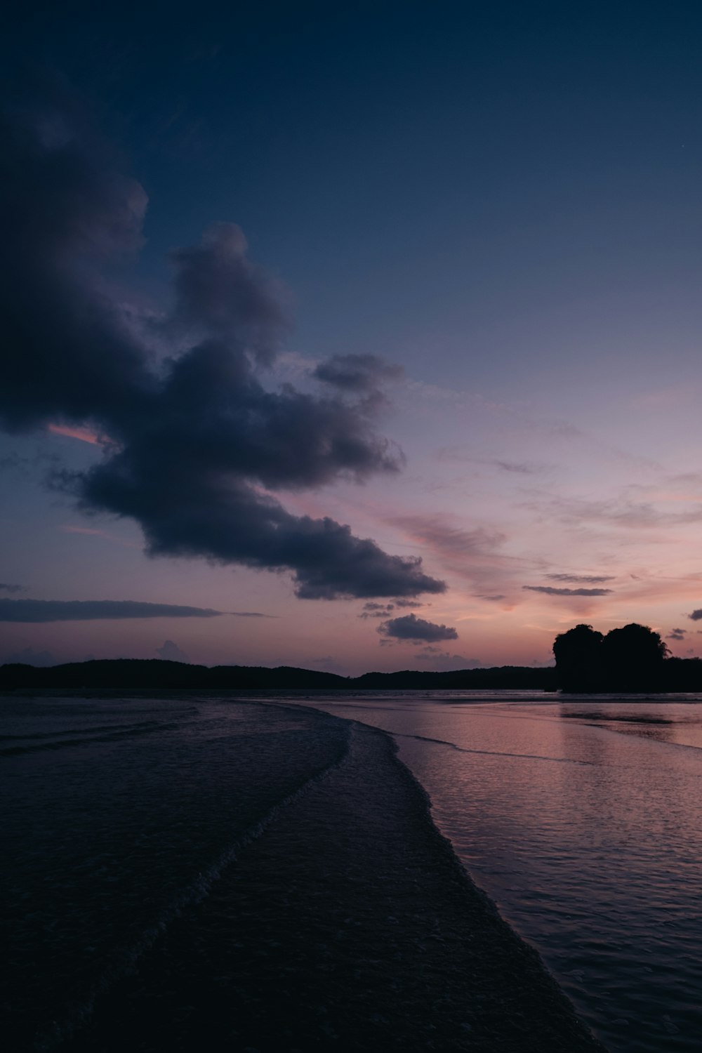 Un plan d’eau avec un ciel en arrière-plan