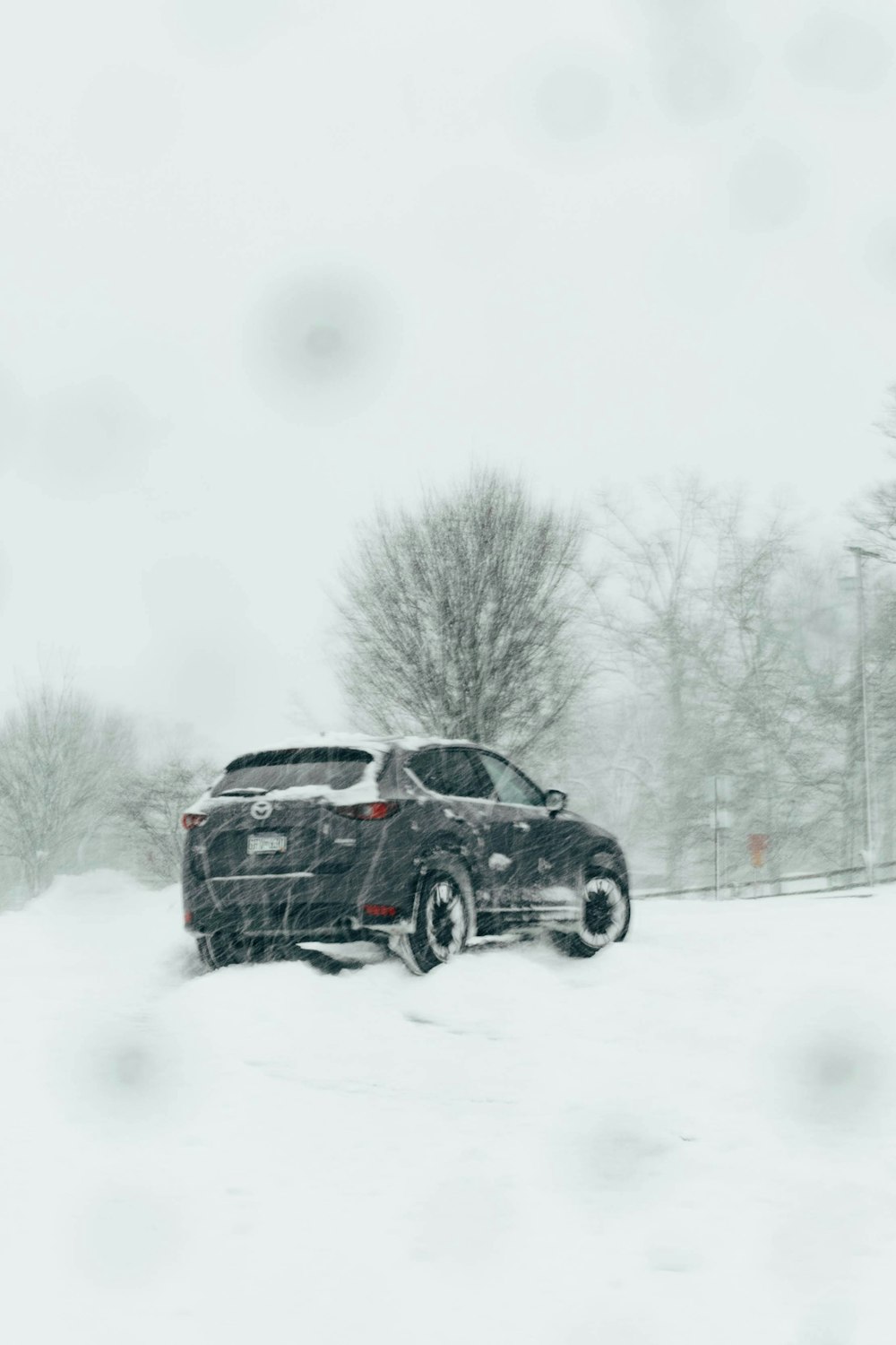 ein Auto, das über einen schneebedeckten Parkplatz fährt