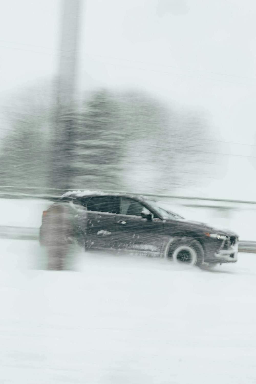 ein Auto, das eine schneebedeckte Straße hinunterfährt