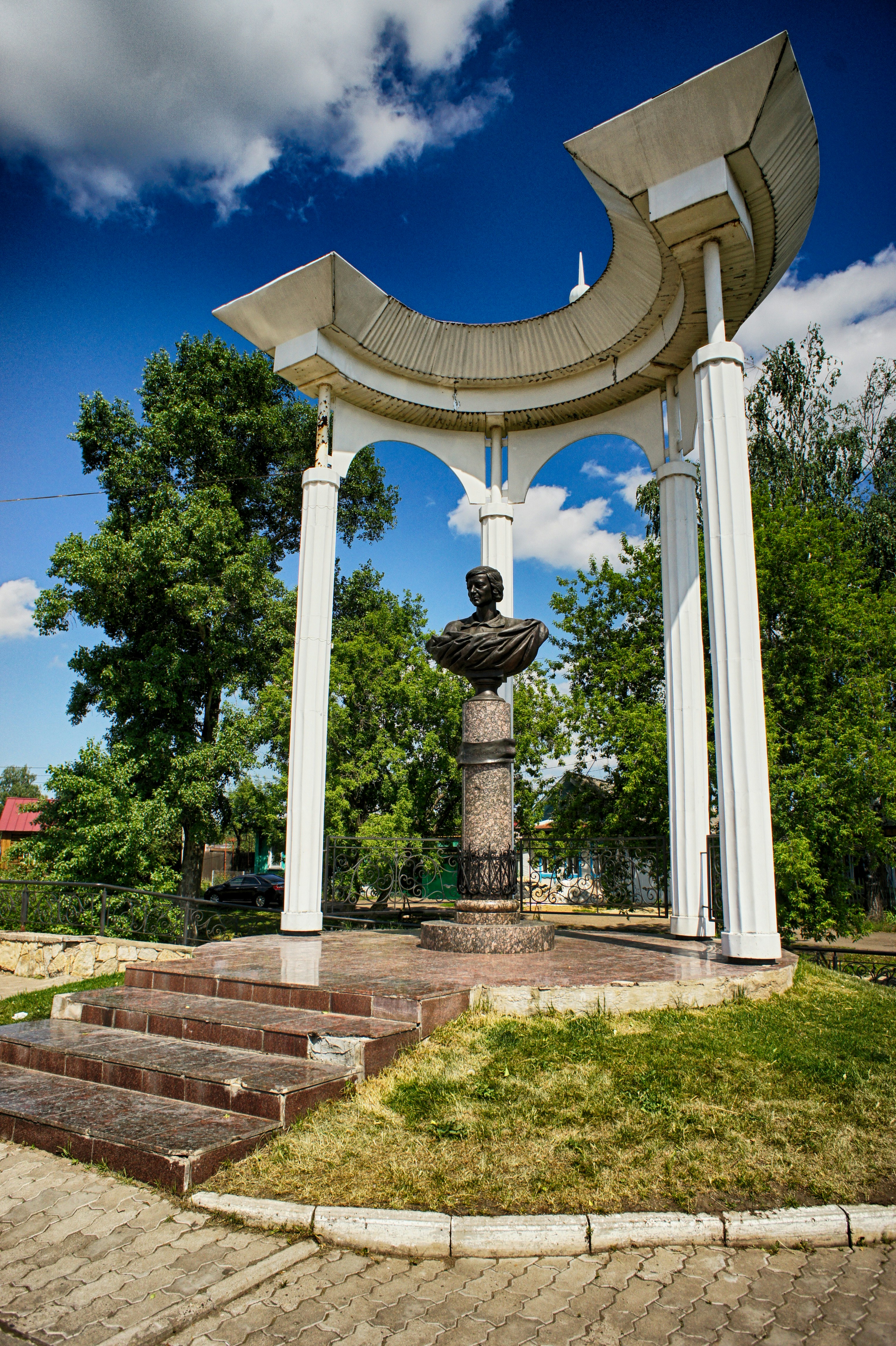 Una estatua de un hombre está en medio de un parque