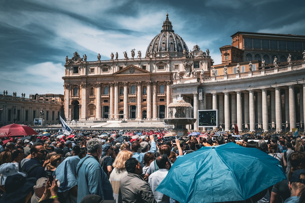 a crowd of people standing in front of a building