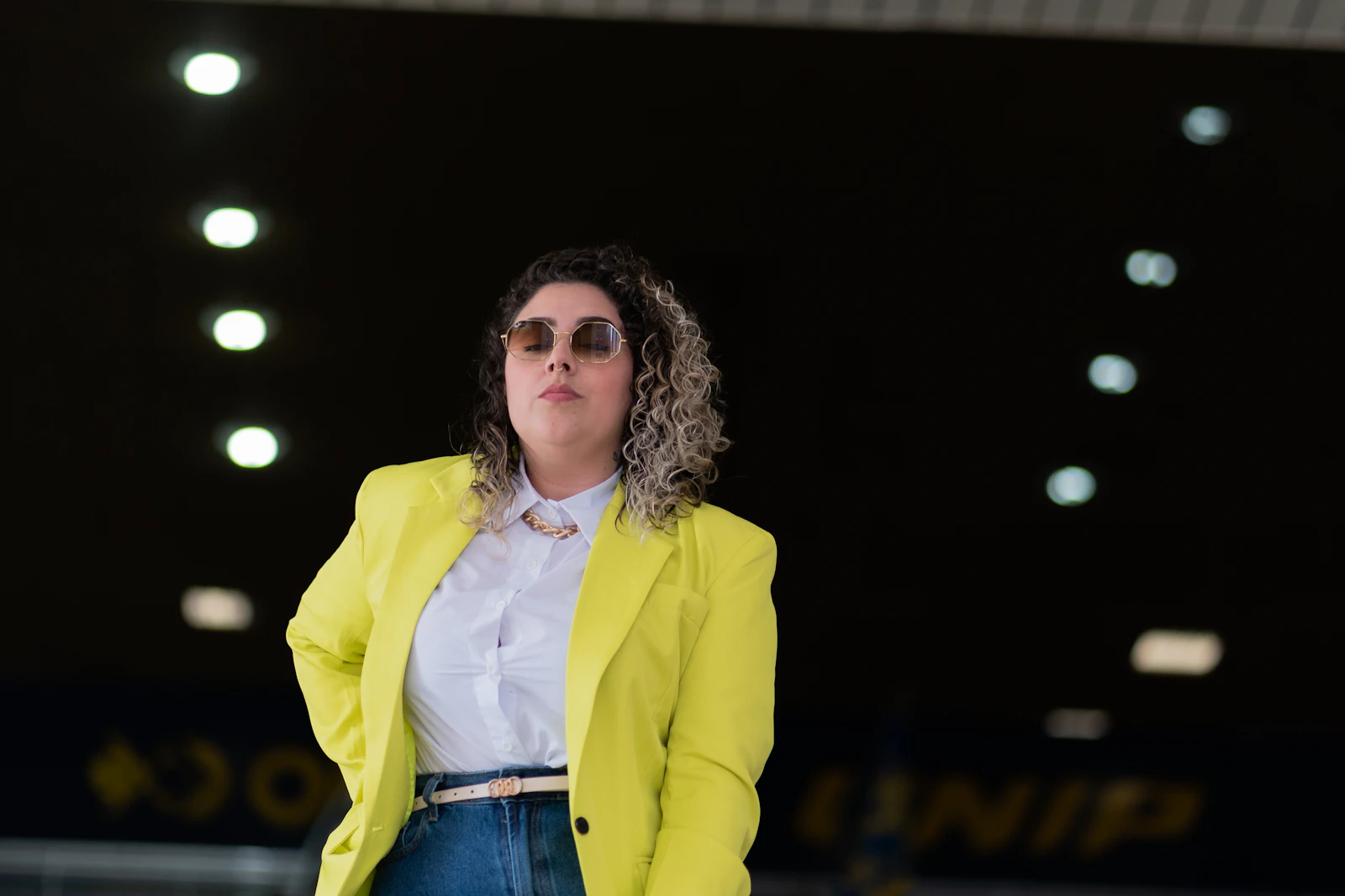 O blazer de lapela xale (shawl): a curva contínua que veste a noite