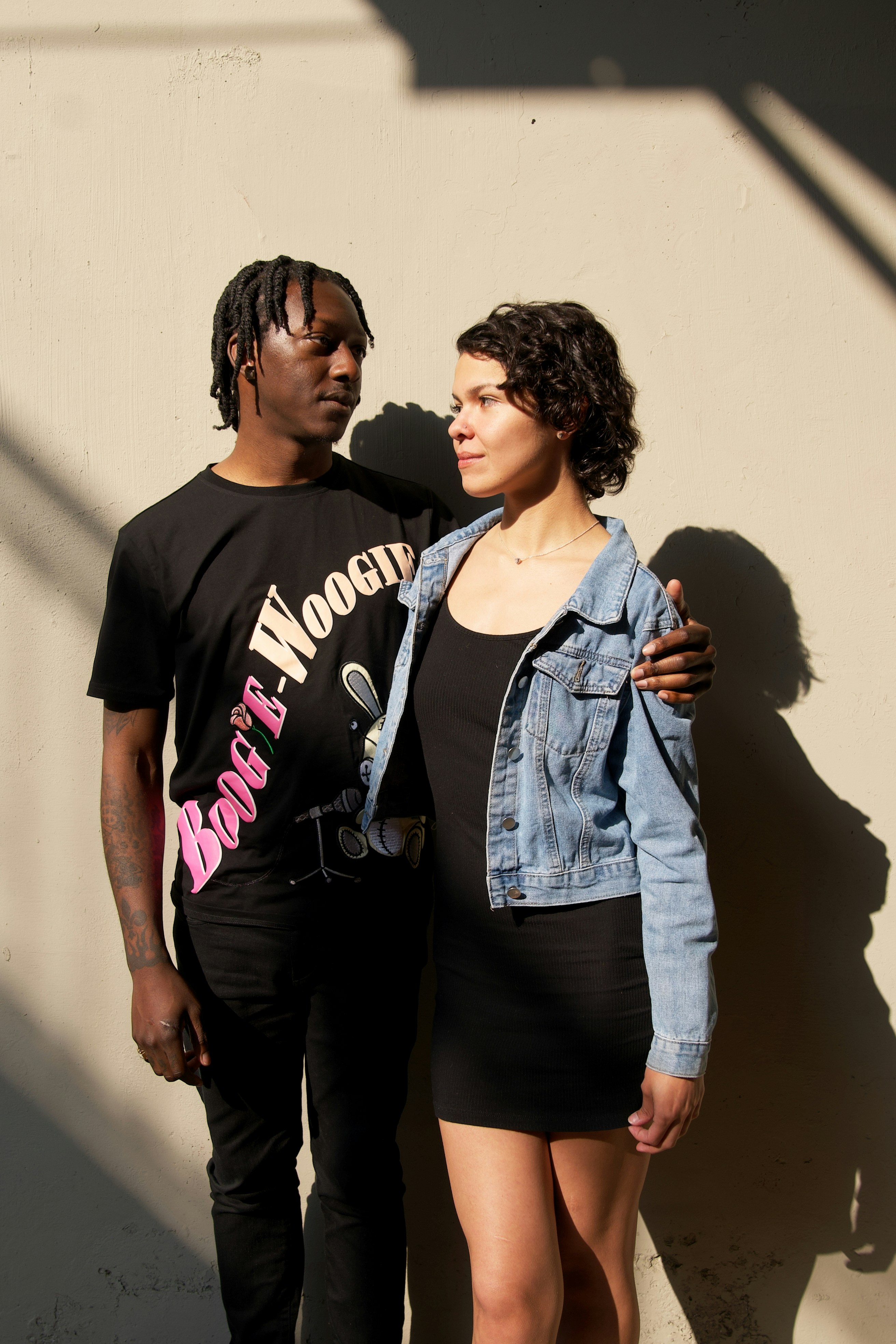 Ein Mann und eine Frau stehen nebeneinander