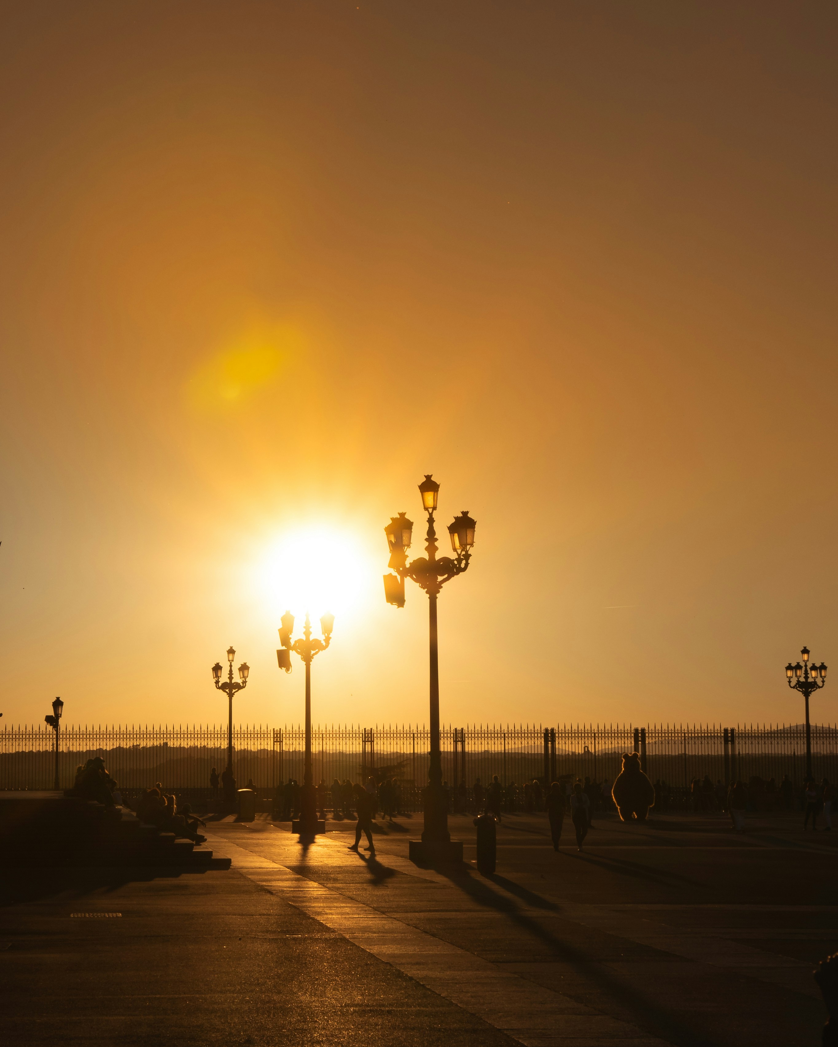 Die Sonne geht über einer Straße in der Stadt unter