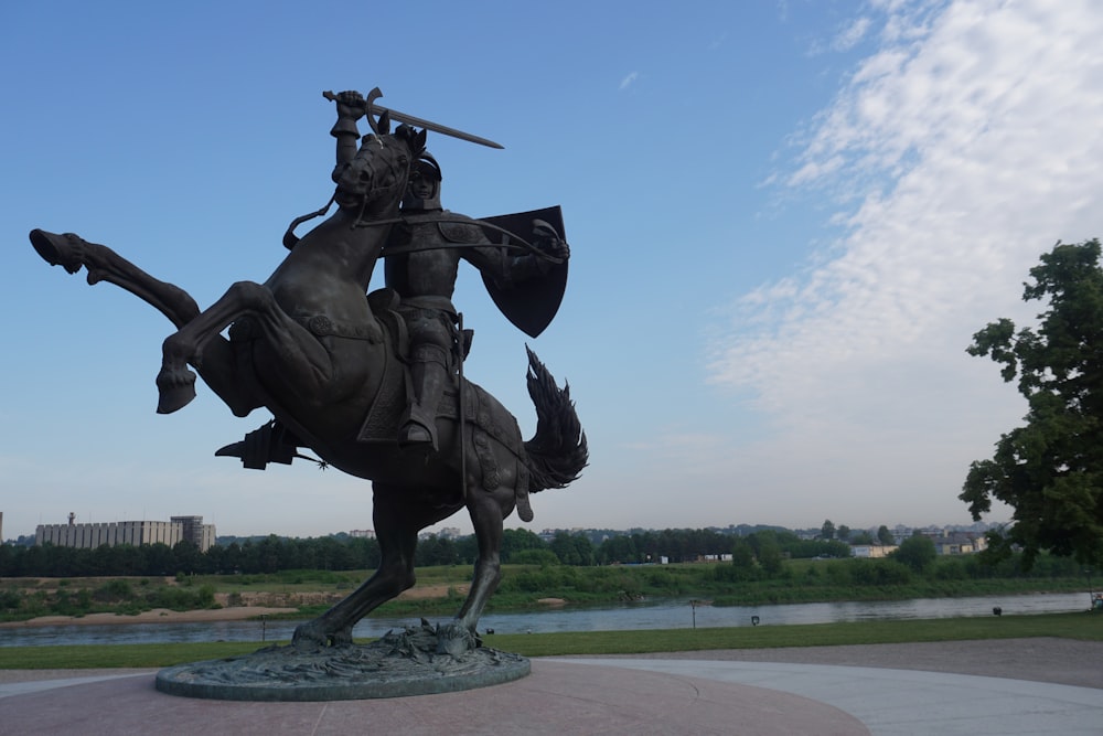 una statua di un uomo su un cavallo con una spada