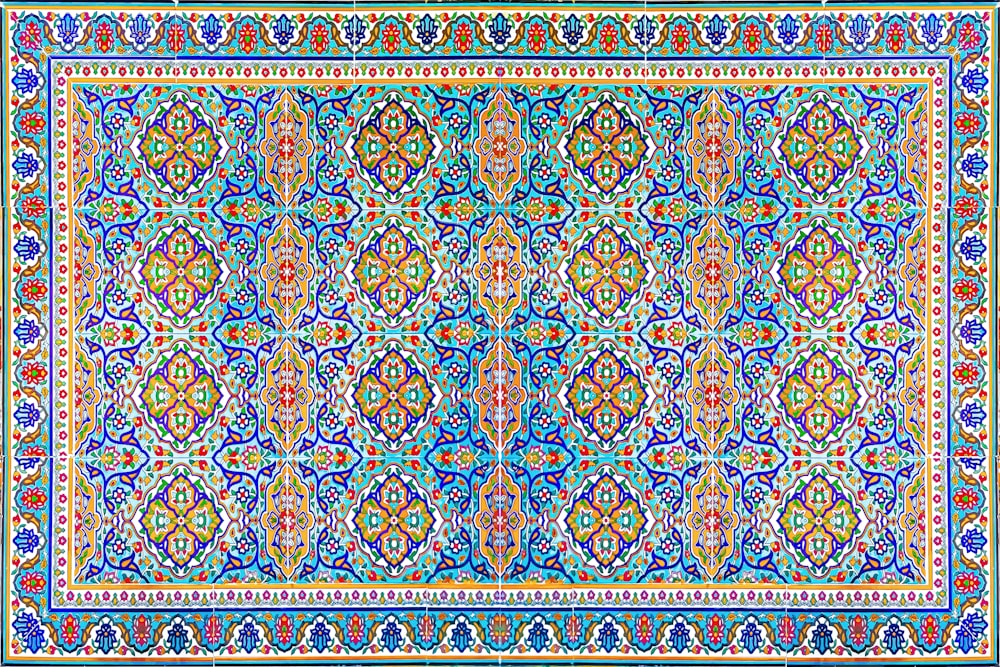 Un tapis bleu et rouge au design complexe