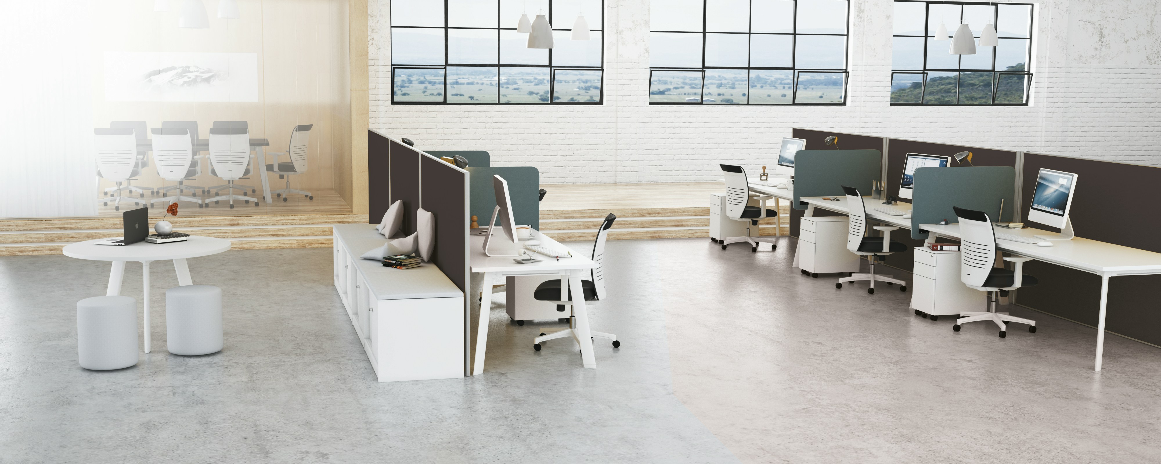 Una habitación con un montón de escritorios y sillas