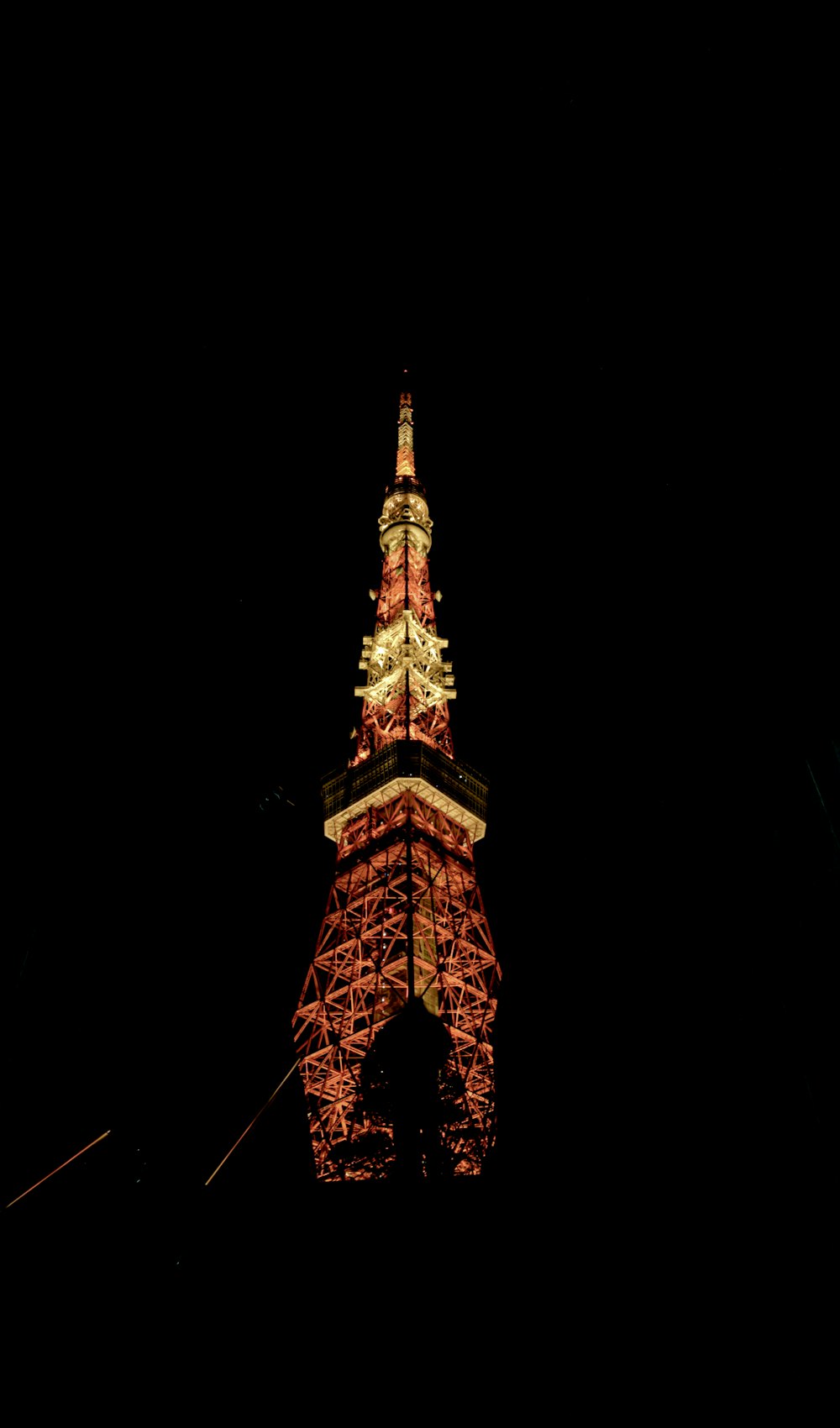 una torre altissima illuminata di notte
