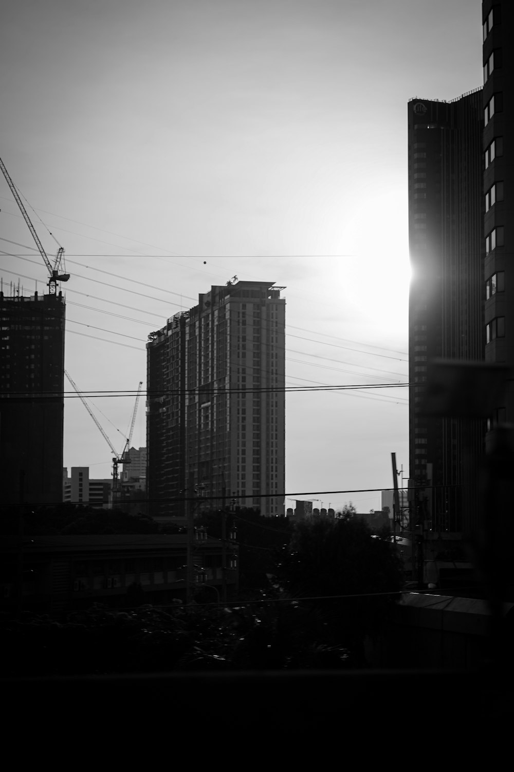 a black and white photo of a city skyline