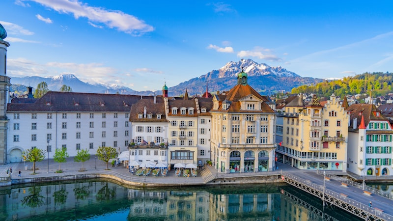 Lucerna junto al río Reuss en Suiza