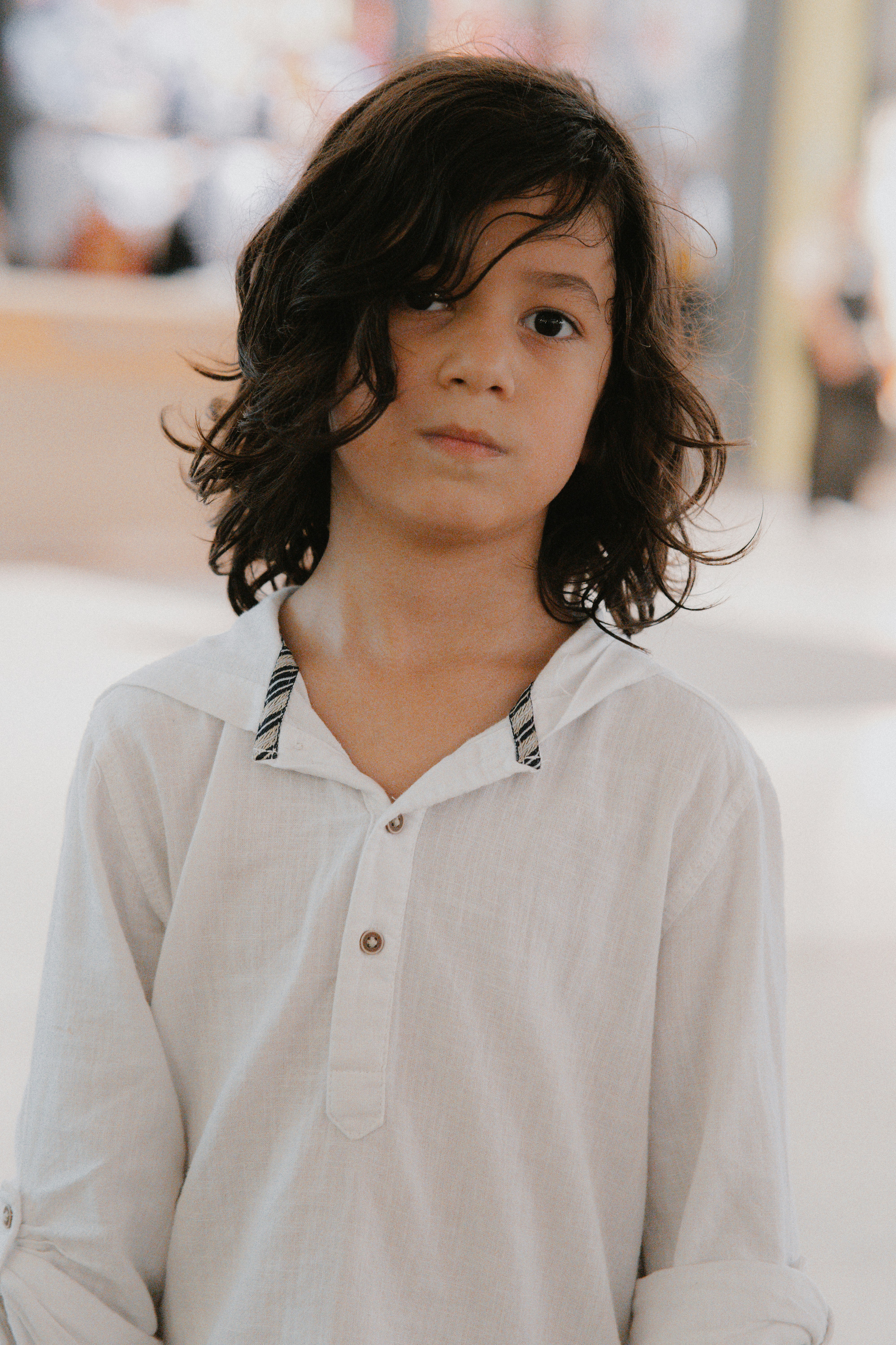 흰 셔츠와 흑백 넥타이를 맨 어린 소녀 사진 – Unsplash의 무료 사진 이미지, image size:3000x4500
