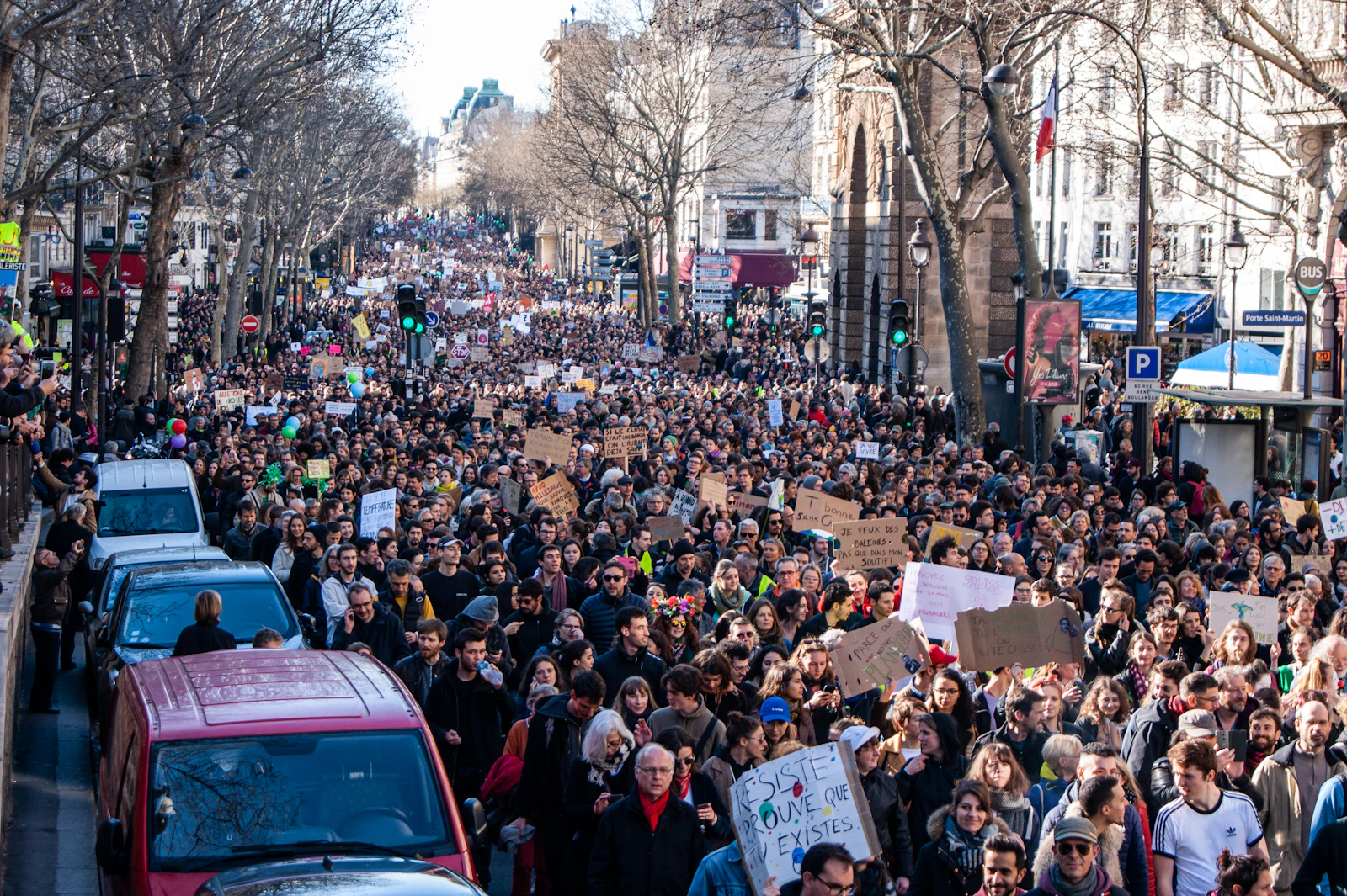 Marche citoyenne pour le climat dans une rue de Paris