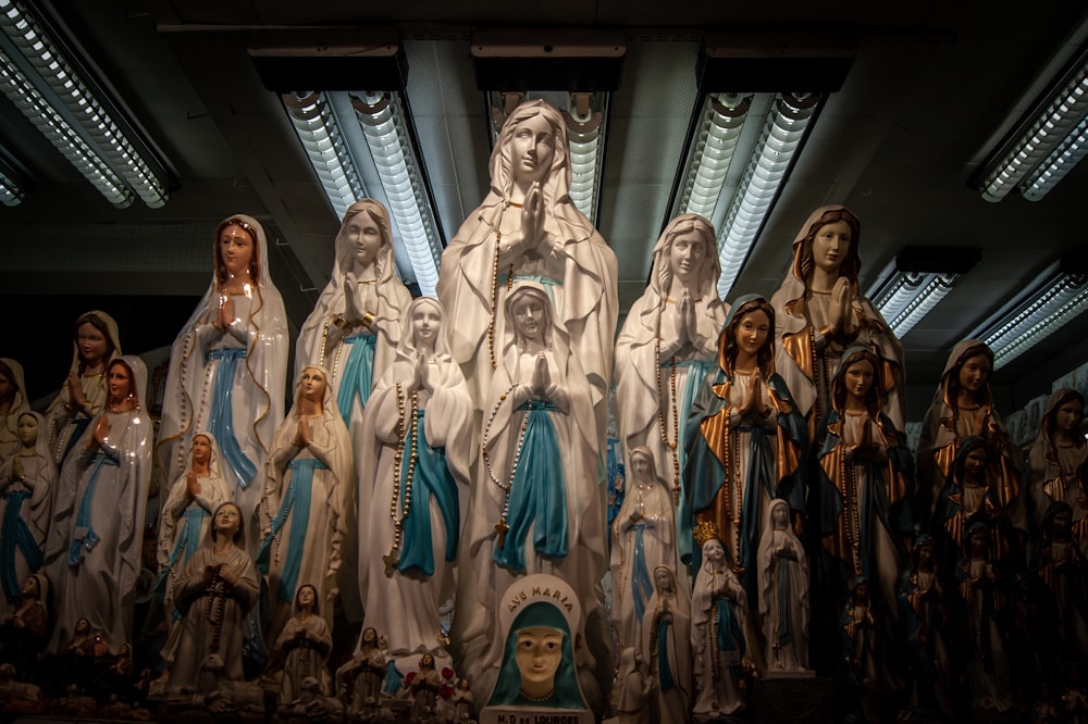 Un gruppo di statue della Vergine Maria e Gesù
