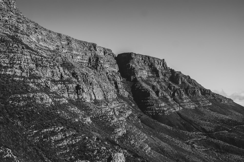 une photo en noir et blanc d’un flanc de montagne