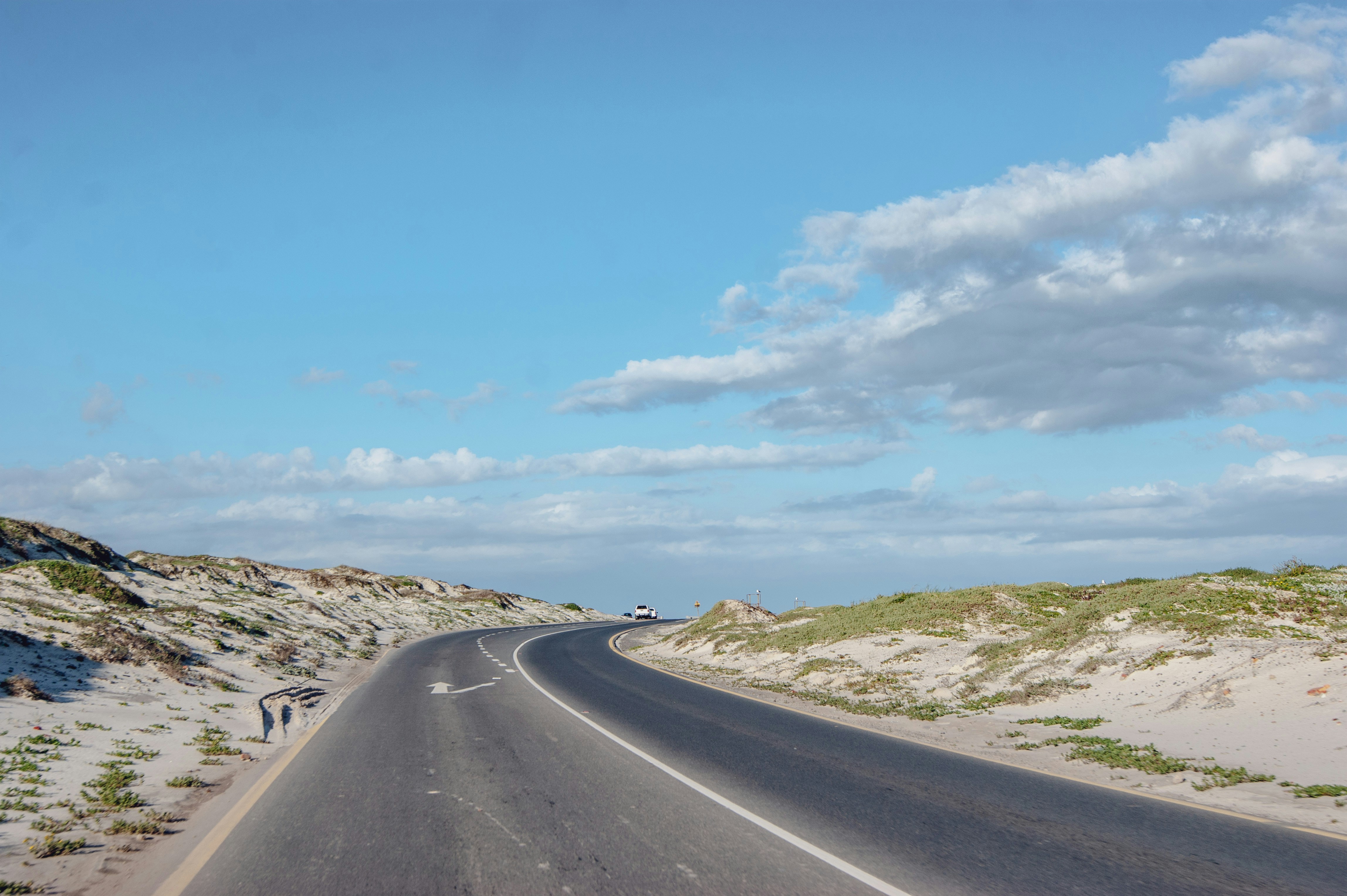 Eine leere Straße mitten in der Wüste