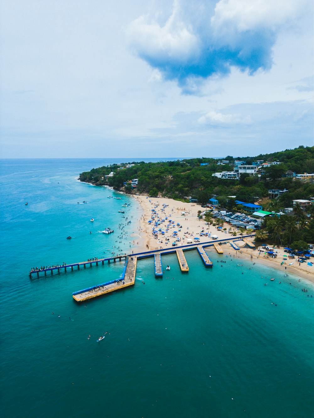 Vista aérea de praia e píer