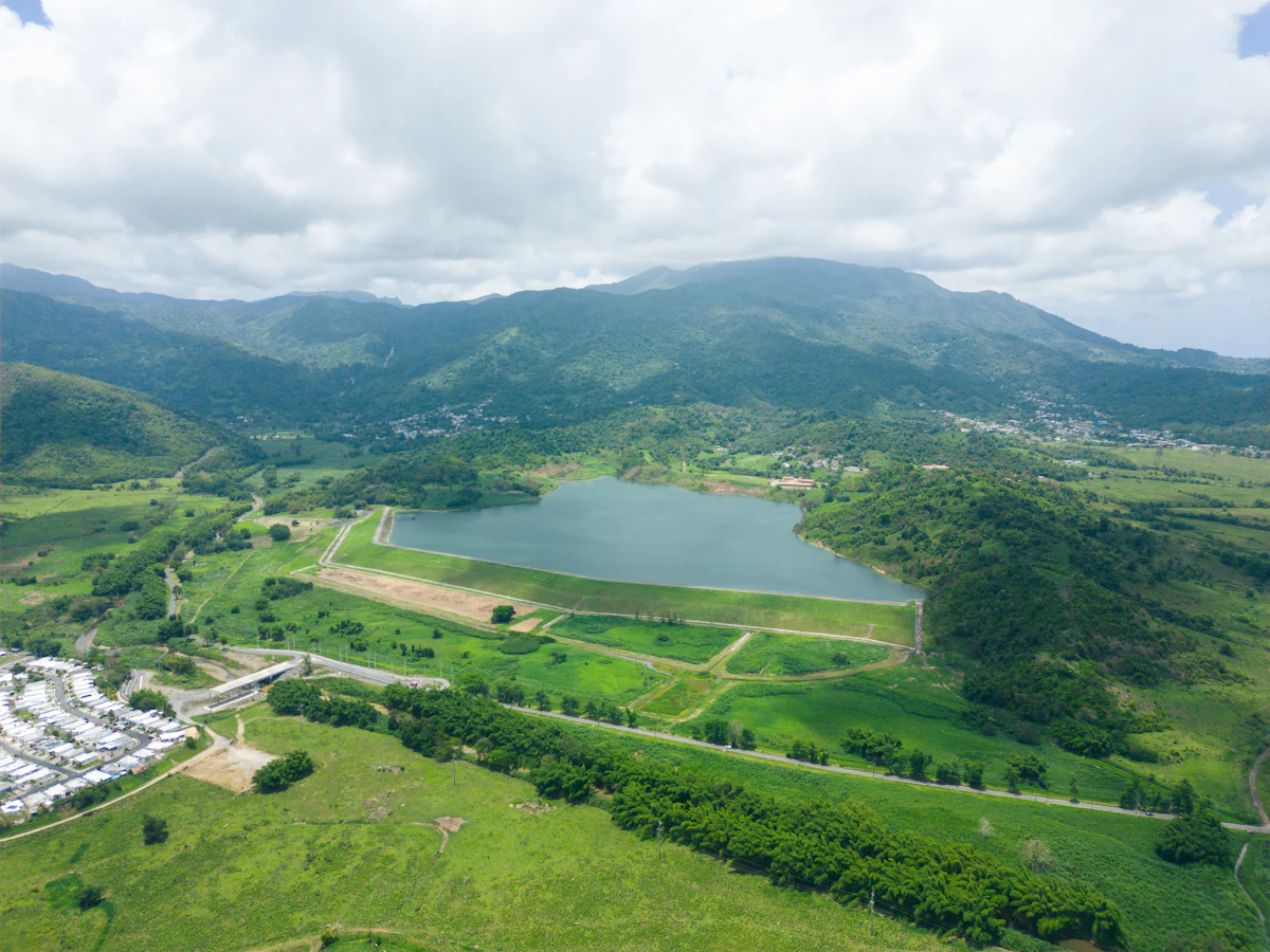 Vista aérea de un lago rodeado de montañas en Puerto Rico