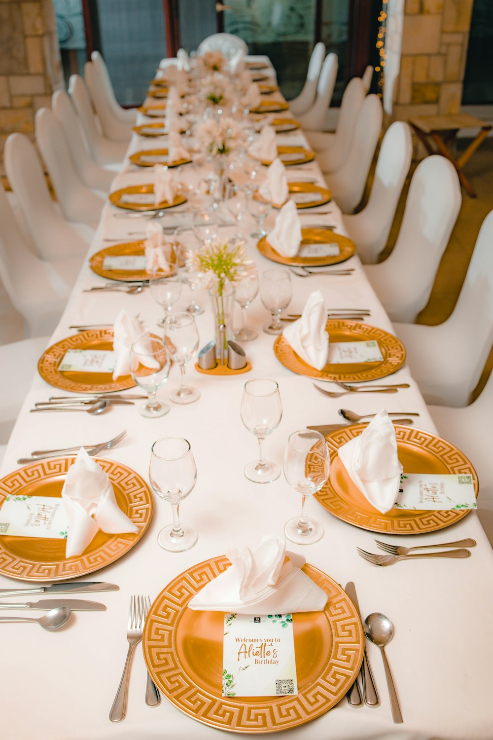 Una mesa larga puesta para una cena formal