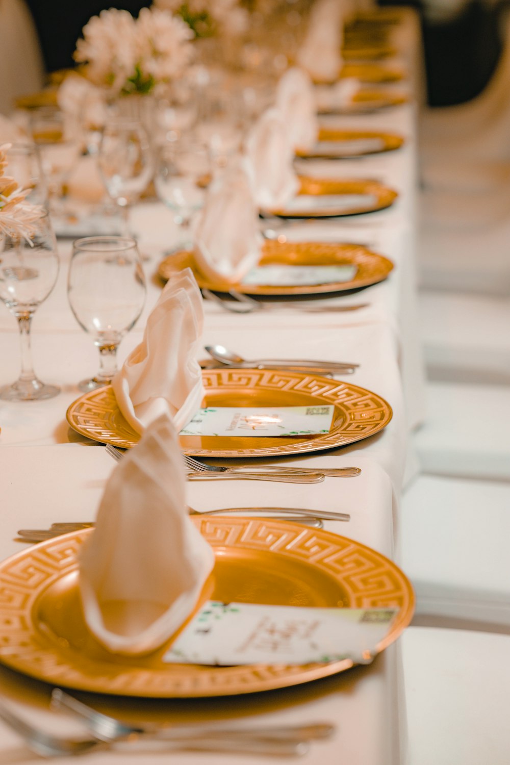 Una mesa larga está preparada para una cena formal