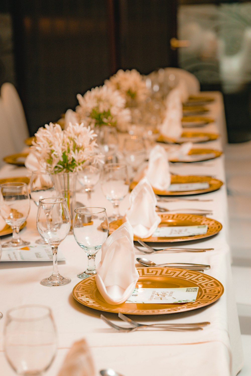 Una mesa larga está preparada para una cena formal