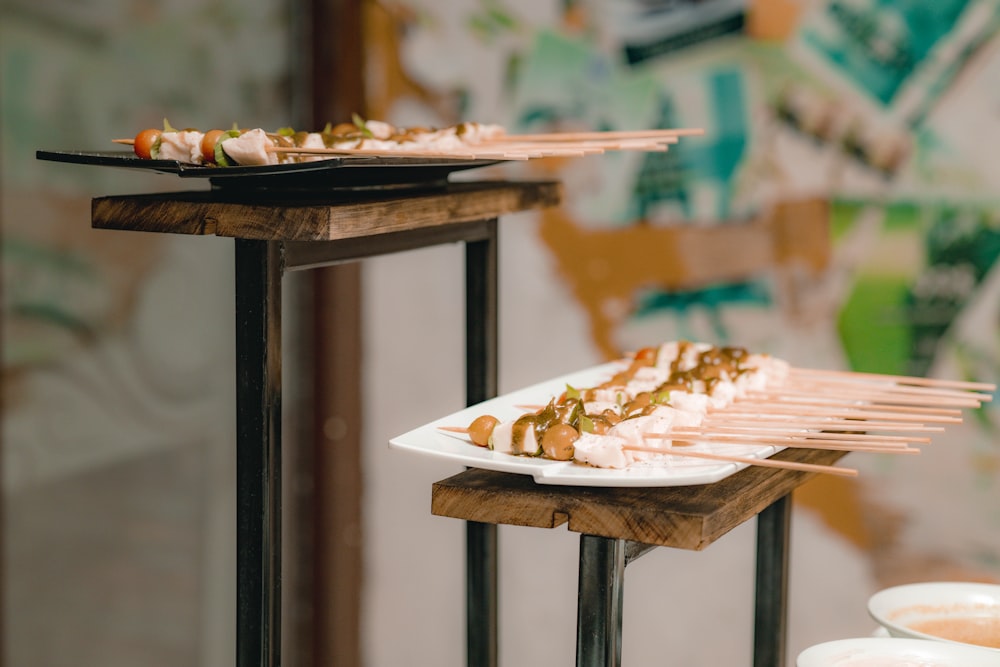 Un par de platos de comida sentados encima de una mesa